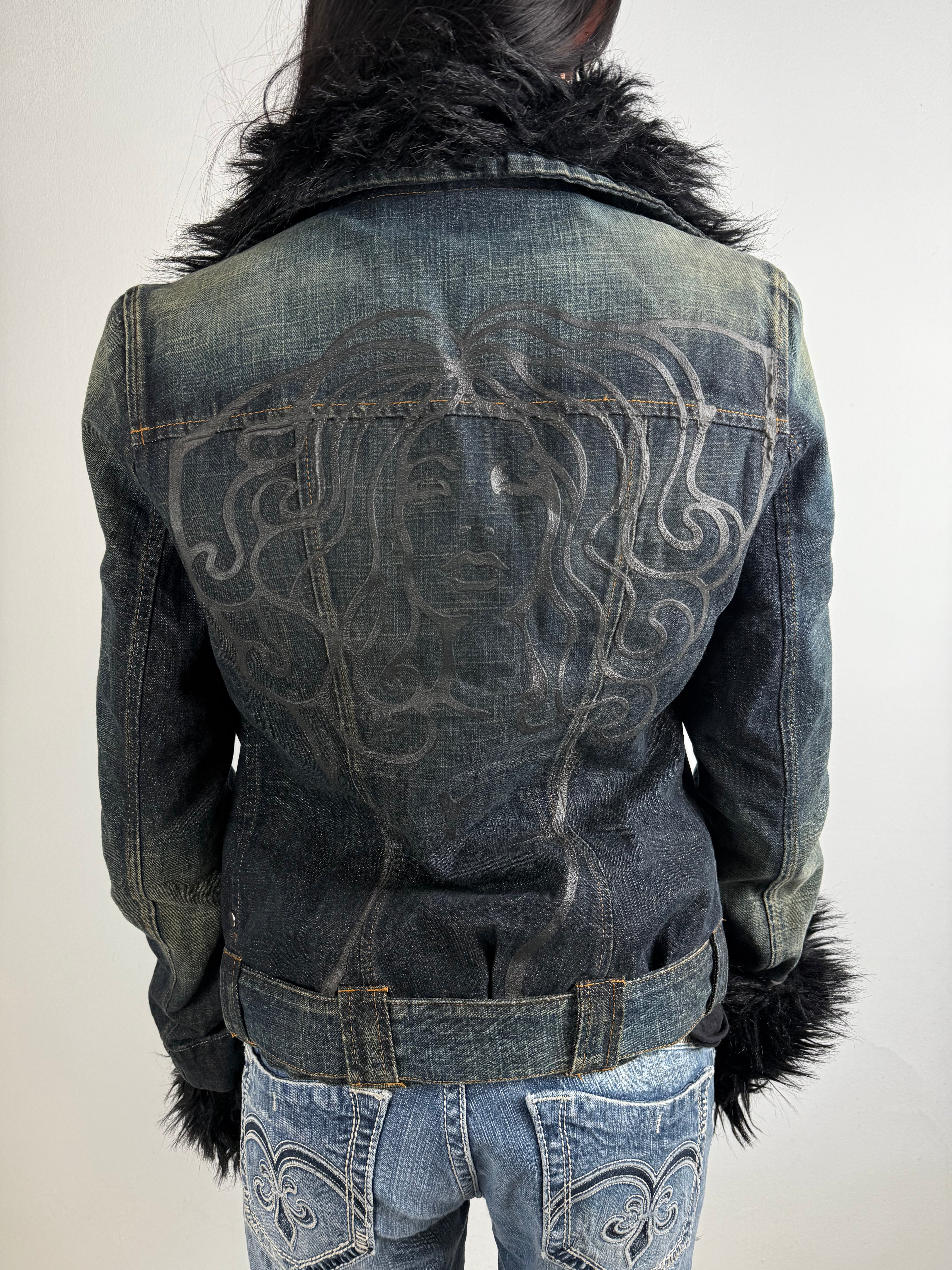 Tragebild von einer Vintage Miss Sixty Luxury Denim Jacke mit Fell von hinten. Ausdruck eines Damenkopfes auf dem Rücken.