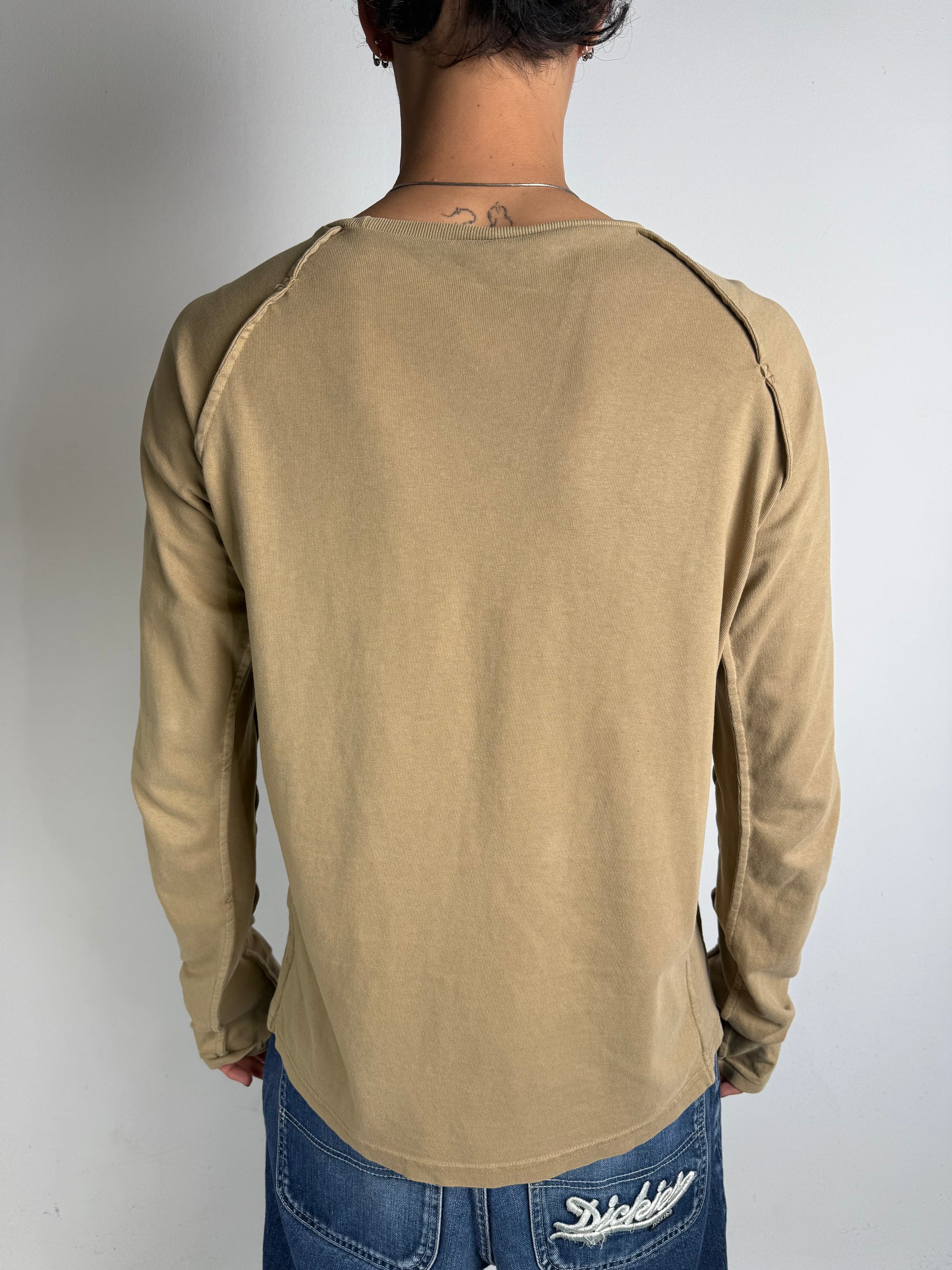 Tragebild von braunem Diesel Langarm Shirt vor grauer Wand 