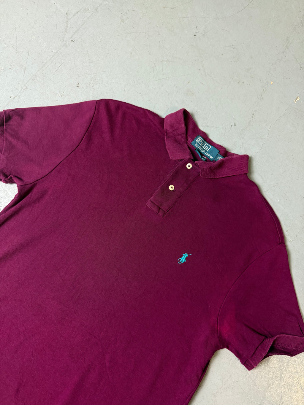 Detailbild von Vintage Ralph Lauren Bordeaux Red Polo Shirt von vorne