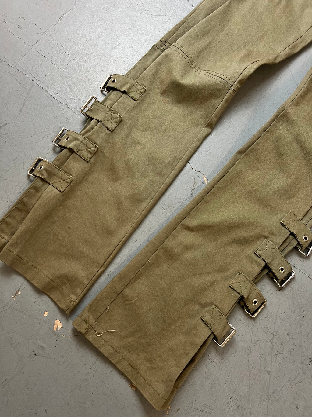 Vintage Khaki Straight Pants with Straps mit Schnallendetails für Damen. Y2K Second Hand 2000s Fashion