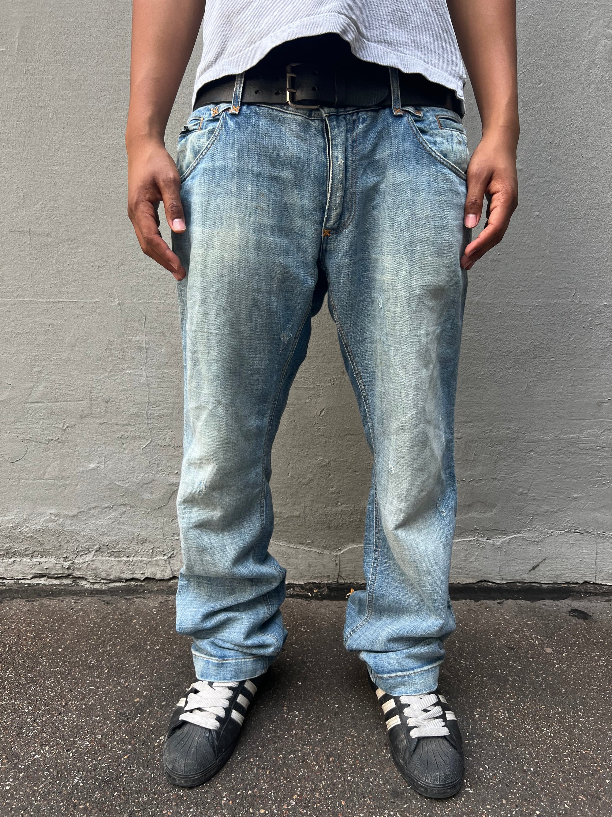 Tragebild von hellblauer Dolce Gabbana Jeans vor grauem Hintergrund