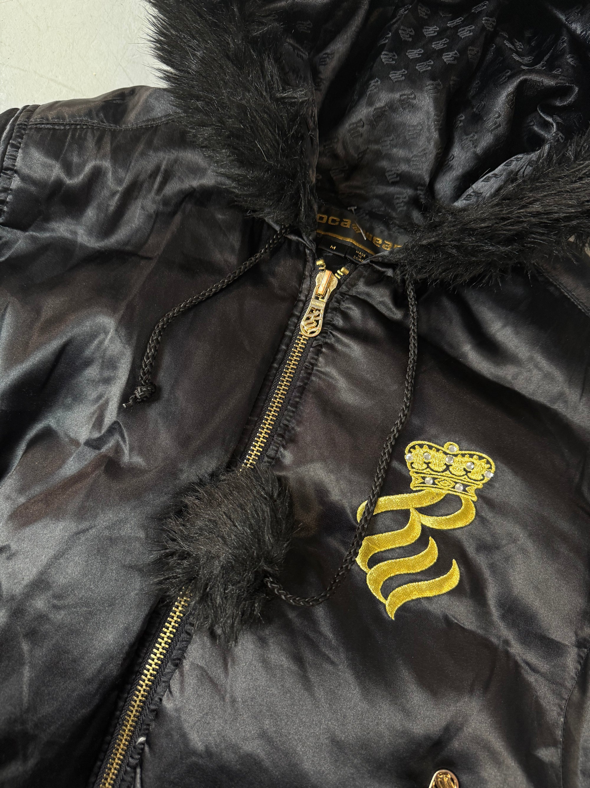 Eine schwarz golde Winterjacke von Rocawear mit Gold Details und fur hood 