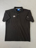 Vintage Umbro Black Polo Shirt für Herren. Y2K Second Hand 2000s Fashion
