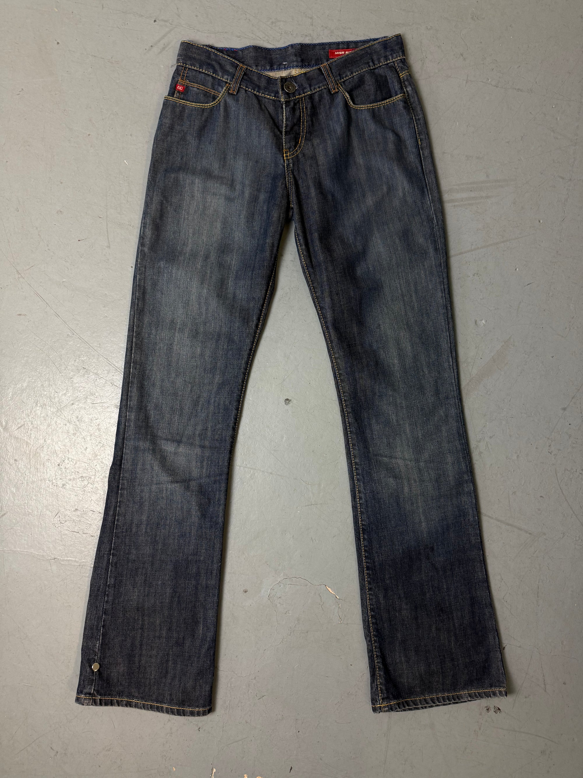 Eine dunkelblaue bootcut denim eans von miss sixty 