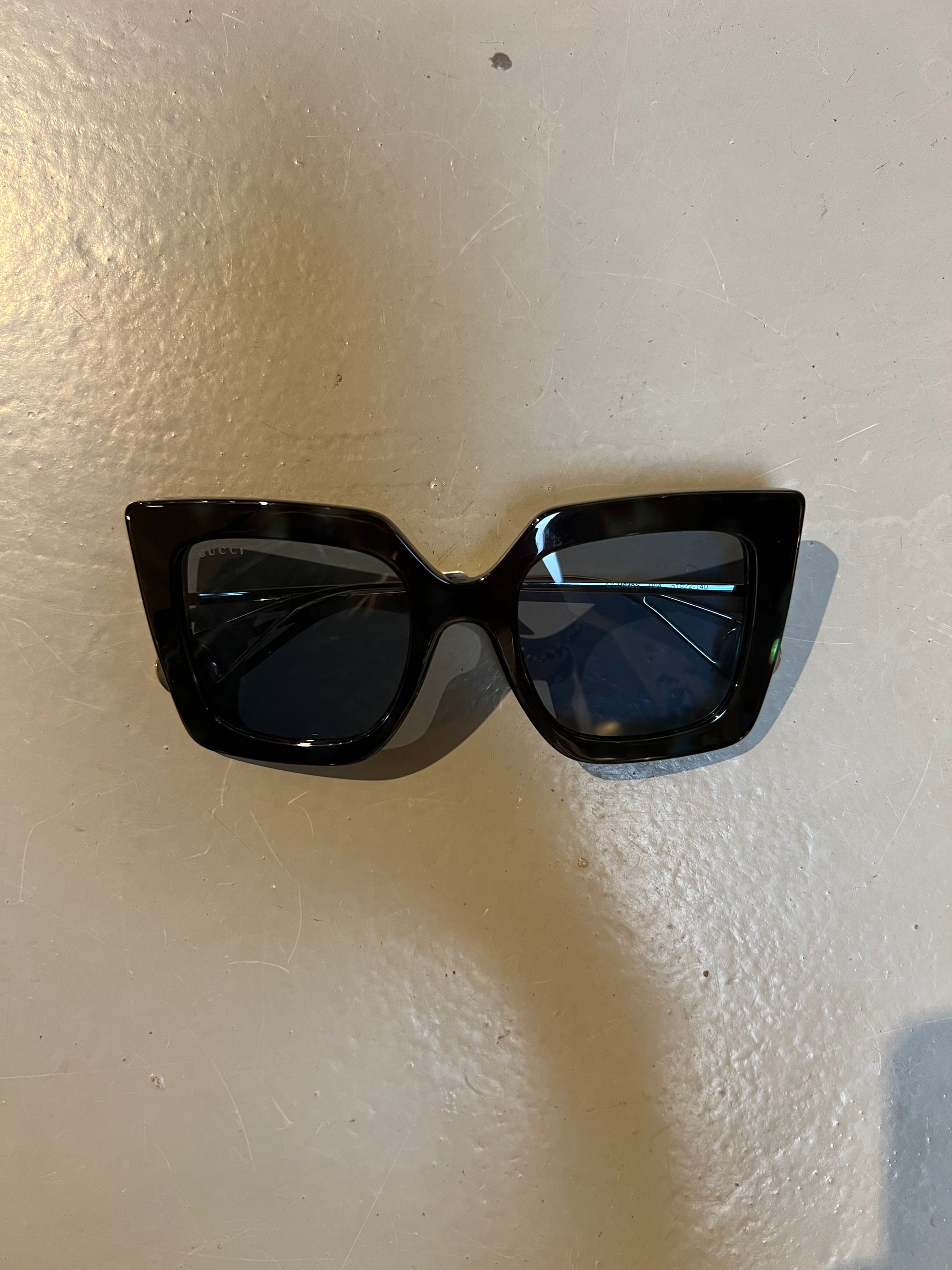 Produktbild der Gucci Sunglasses in Schwarz von vorne.