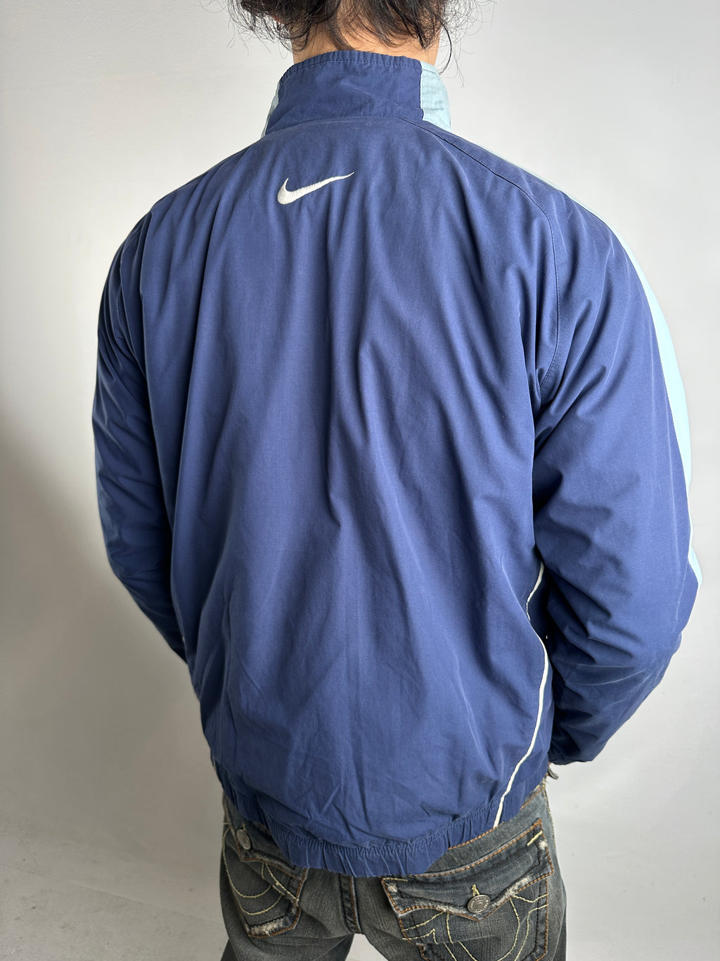 Tragebild von Vintage Dark/Baby Blue Nike Track Jacket M/L von hinten