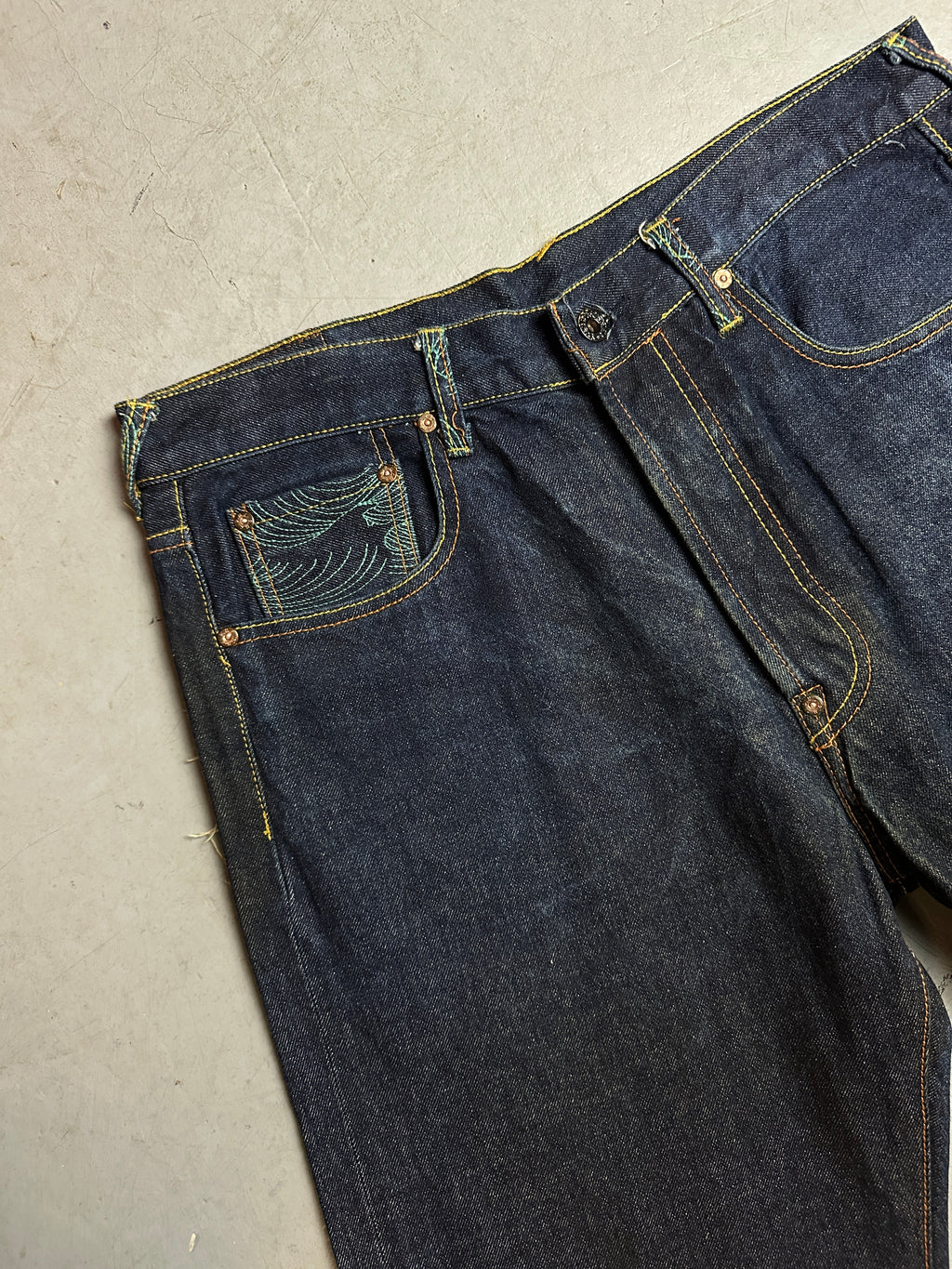 Detailbild von einer Vintage Red Monkey Company Straight Cut Denim von vorne