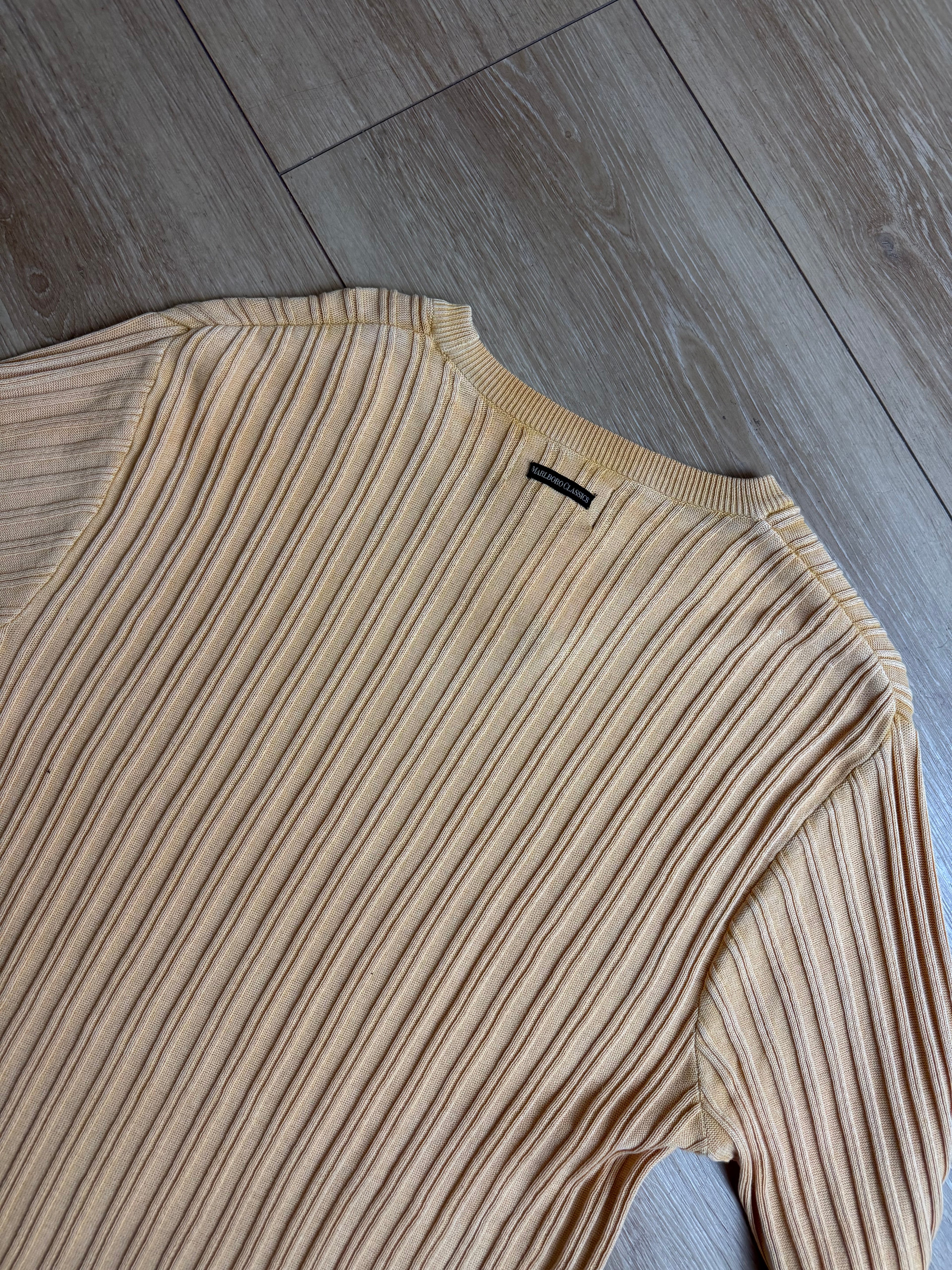 Detailbild von einem Vintage Marlboro Classics Orange Knit Sweater von hinten