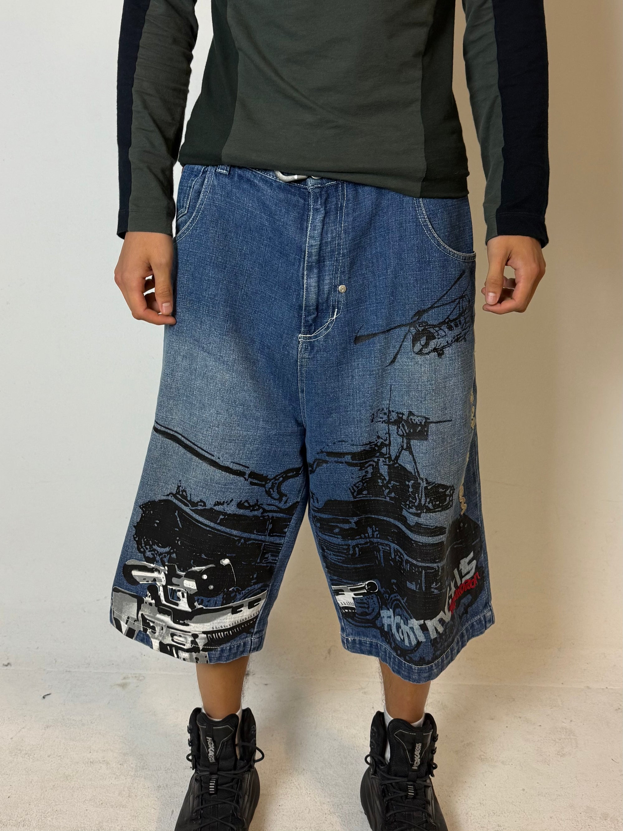 Eine blaue baggy denim shorts mit auffälligem Print in rot und schwarz 