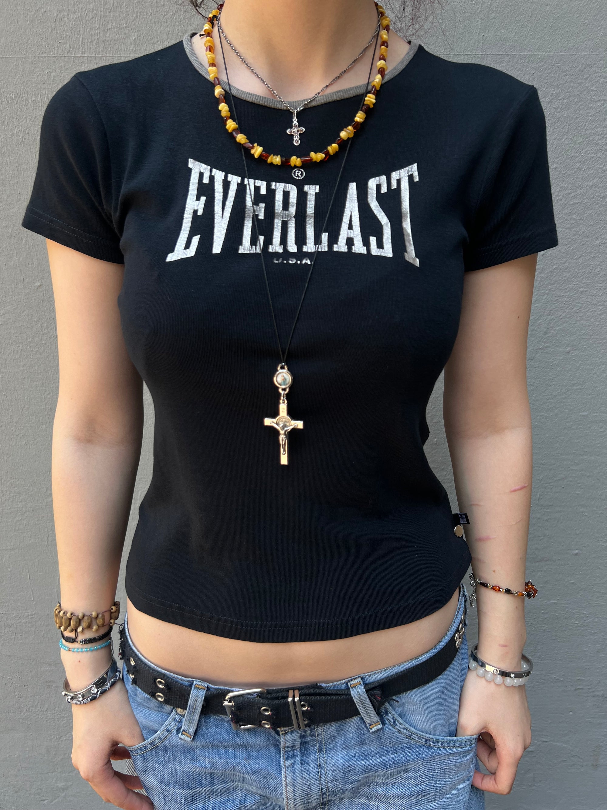 Ein schwarzes Baby Tee mit dem Everlast Logo groß auf der Brust in S/M