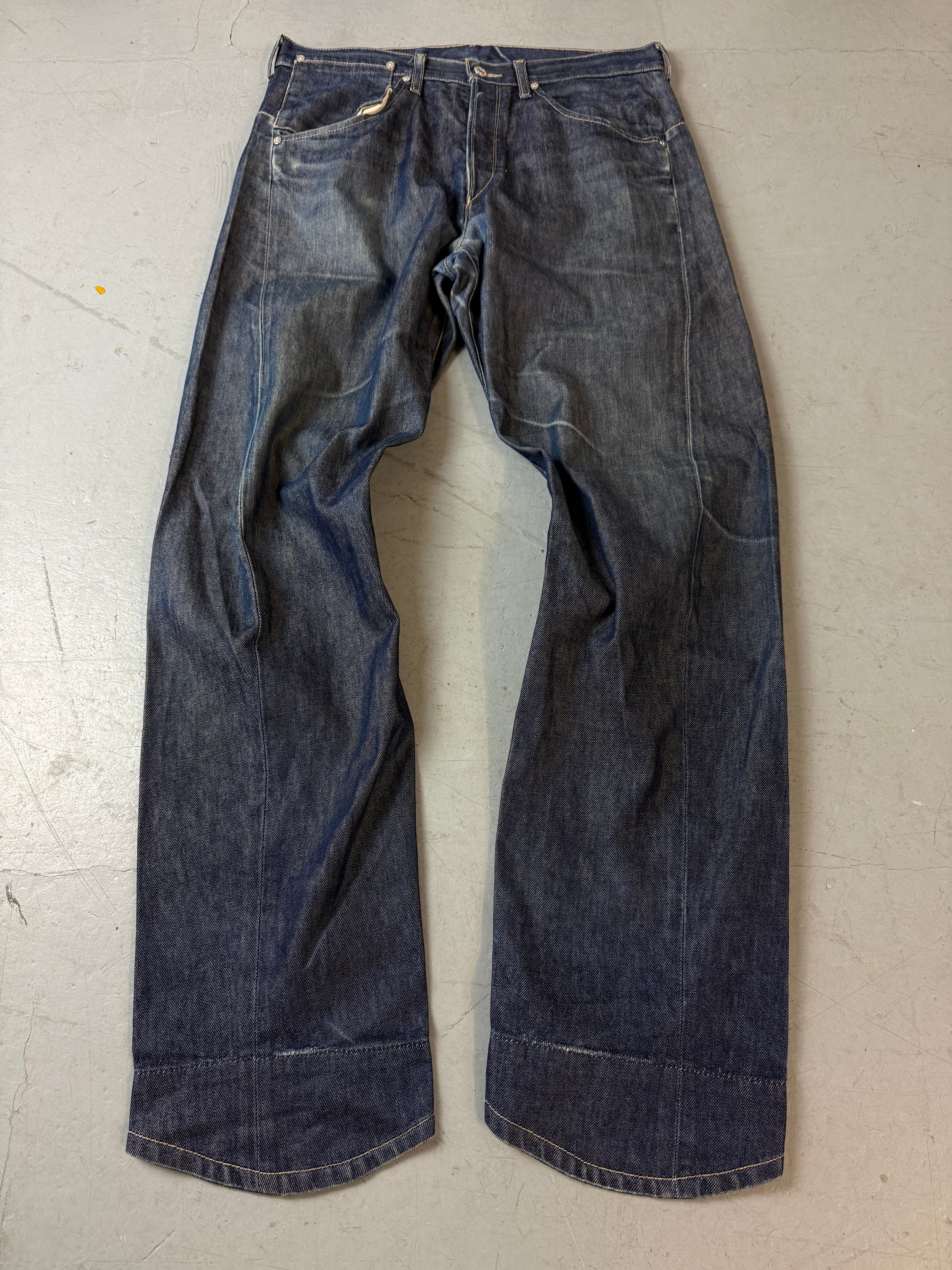 Vintage Levis Engineered Dark Blue Baggy Denim für Herren. Y2K Second Hand 2000s Fashion