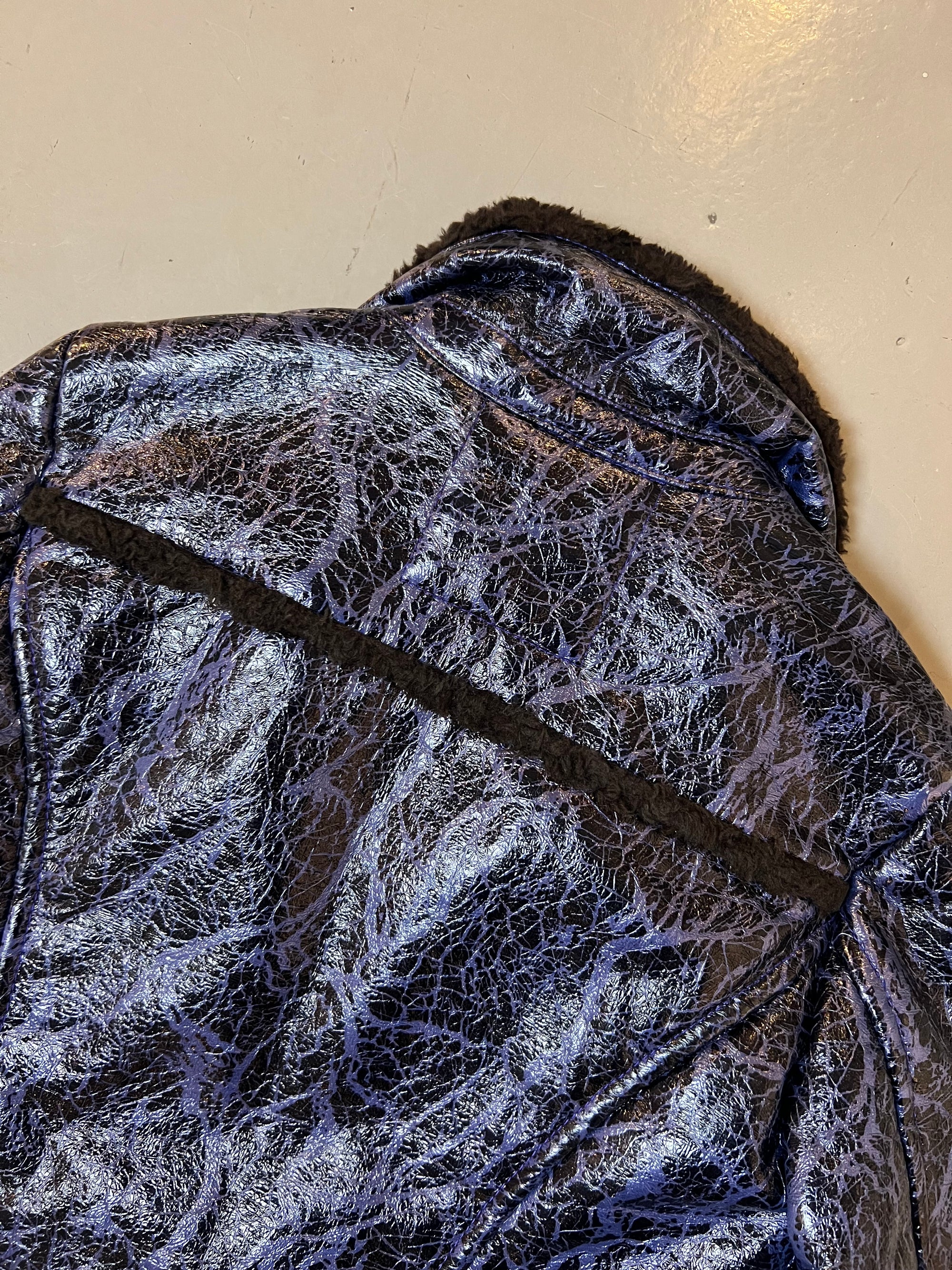 Zu sehen ist eine lila Miss Sixty Jacke mit Fell Kragen