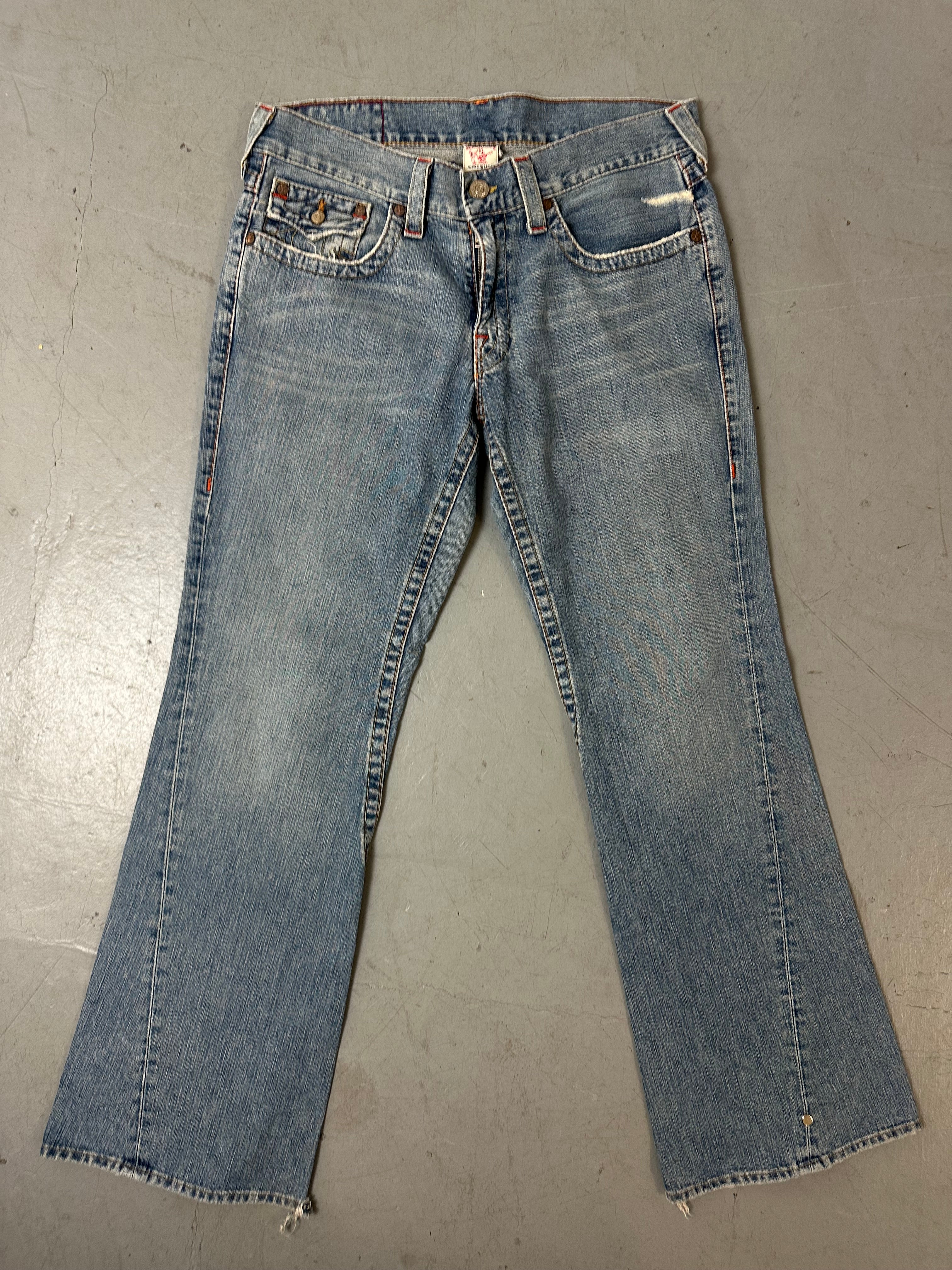 Eine blau-graue baggy True Religion Jeans mit weißen Hufeisen Stitching