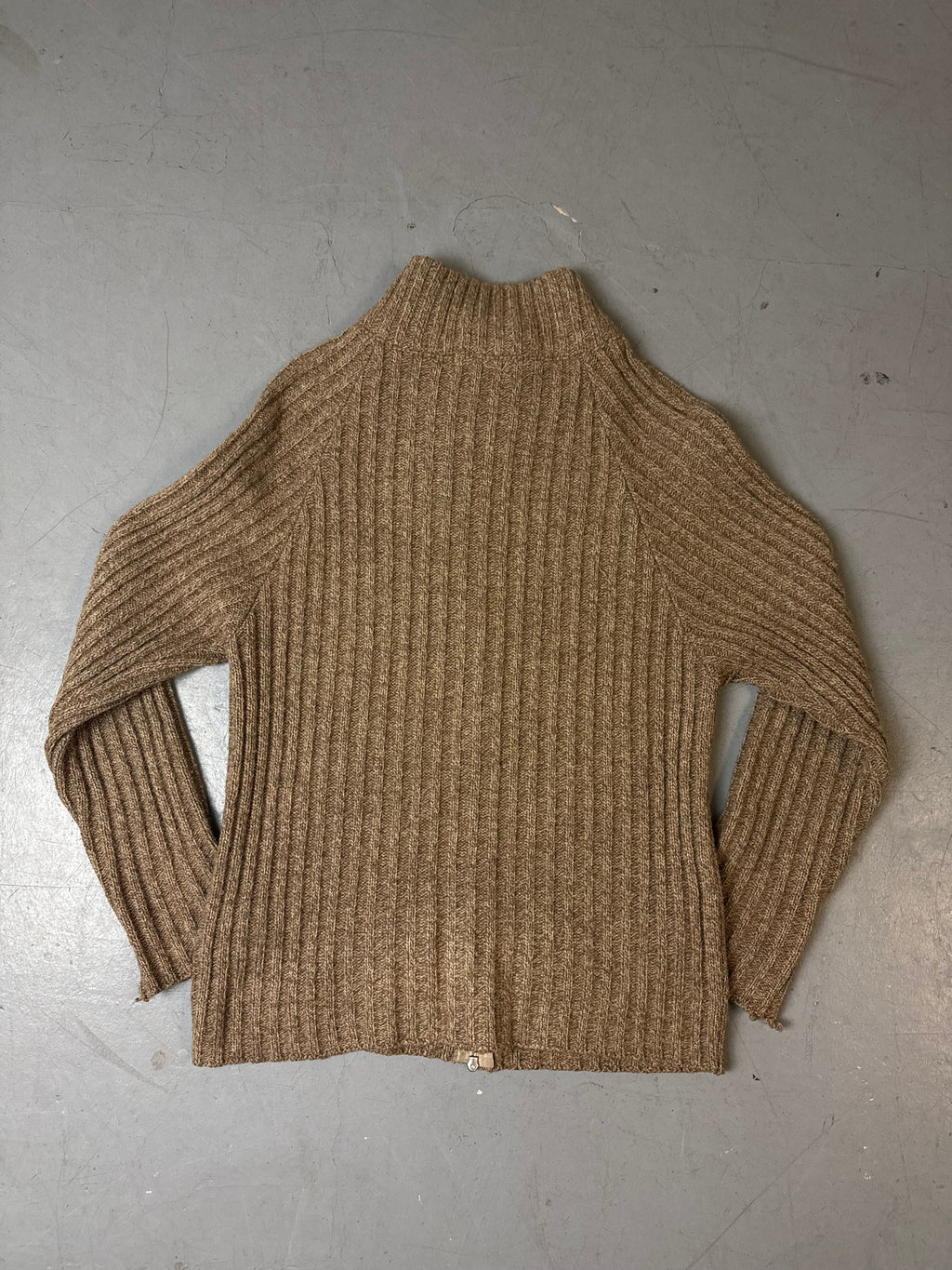 Ein brauner Strick zipper mit verwaschenem Print auf der Brust 