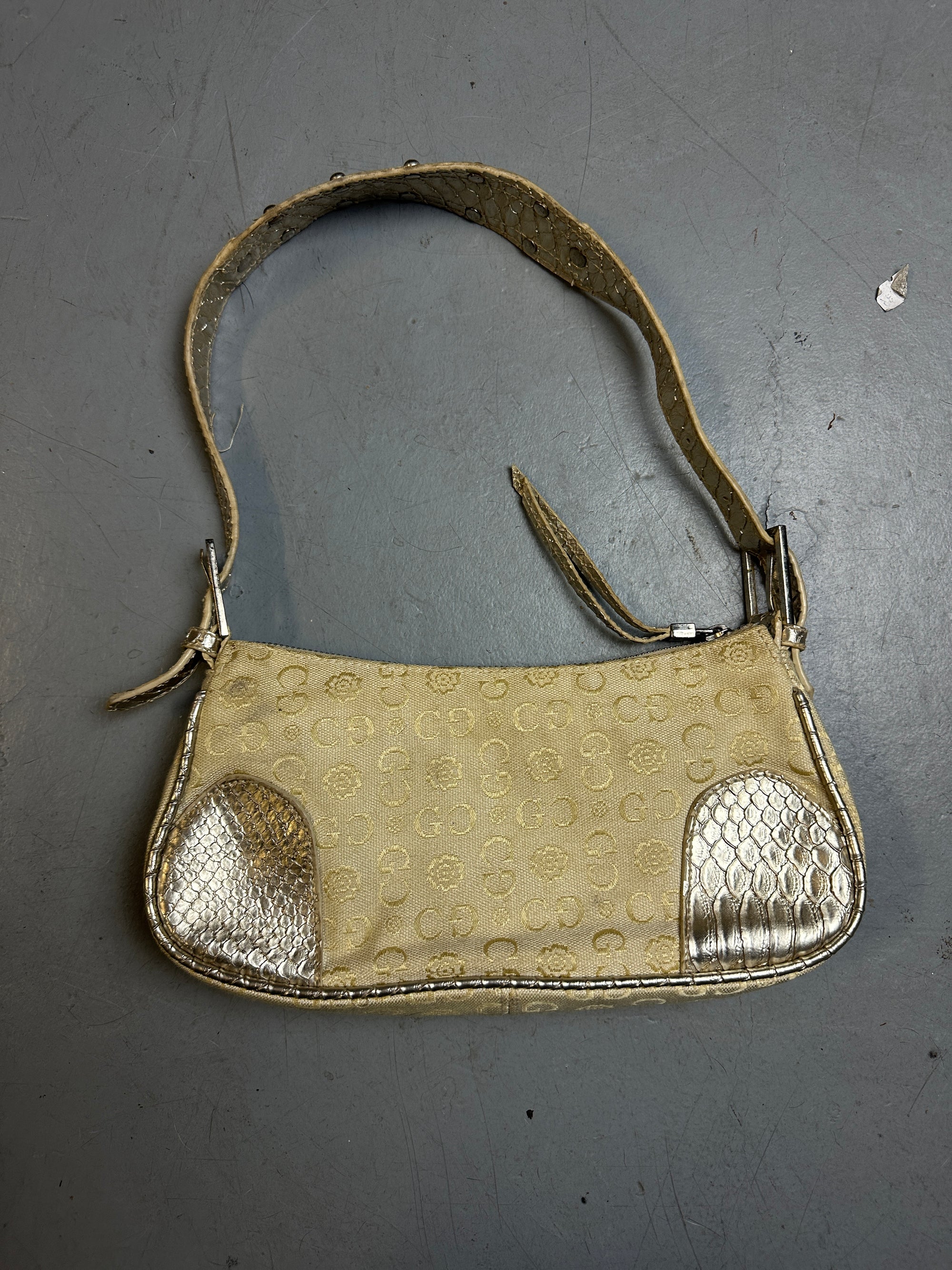 Produktbild von Vintage Gussaci Y2K Gold Mini Baguette Bag von hinten