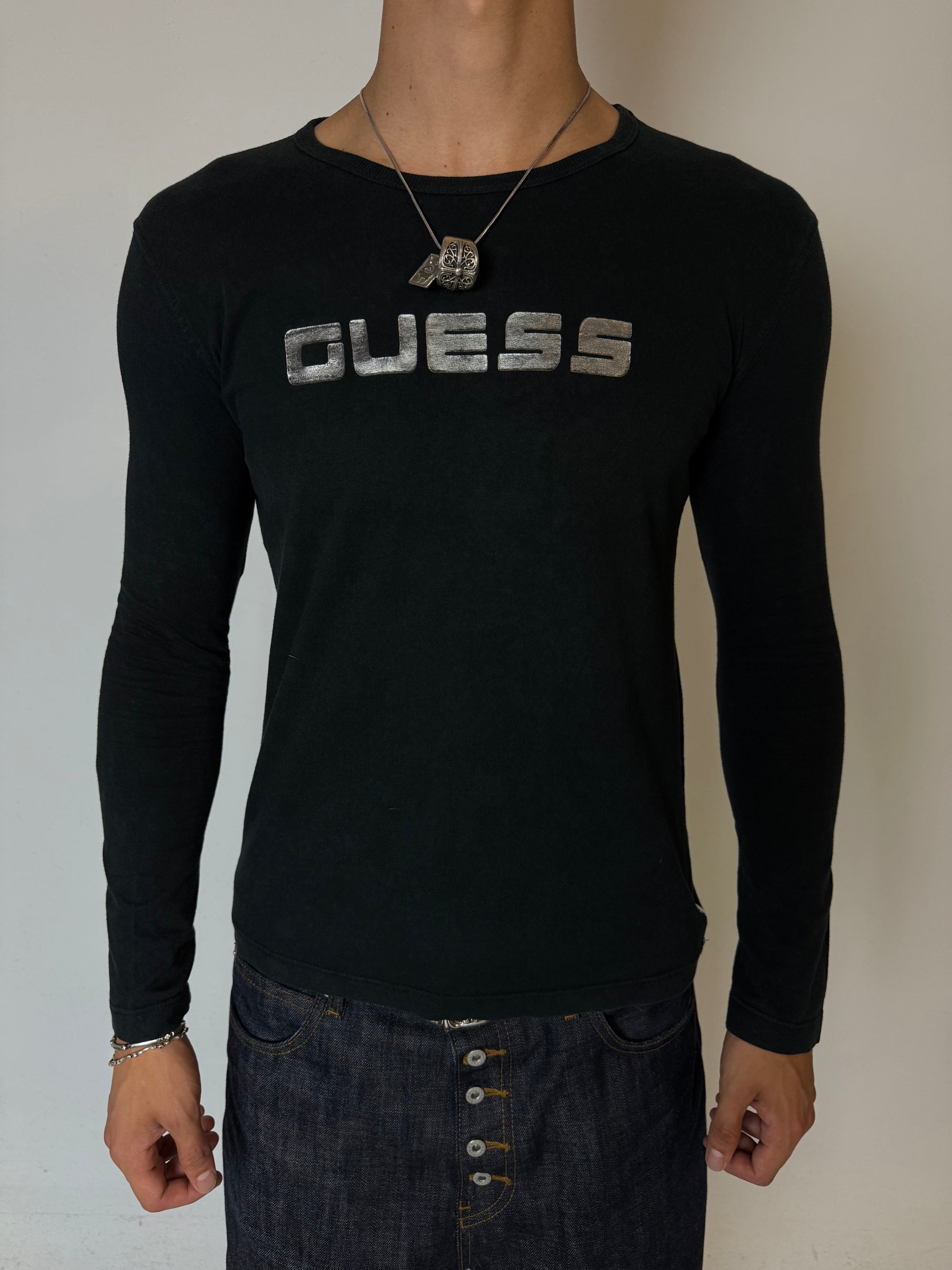 Ein schwarzes slim fit Longsleeve von guess mit guess Schriftzug auf der Brust