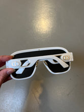 Laden Sie das Bild in den Galerie-Viewer, Produktbild der Christian Dior Sonnenbrille von hinten.