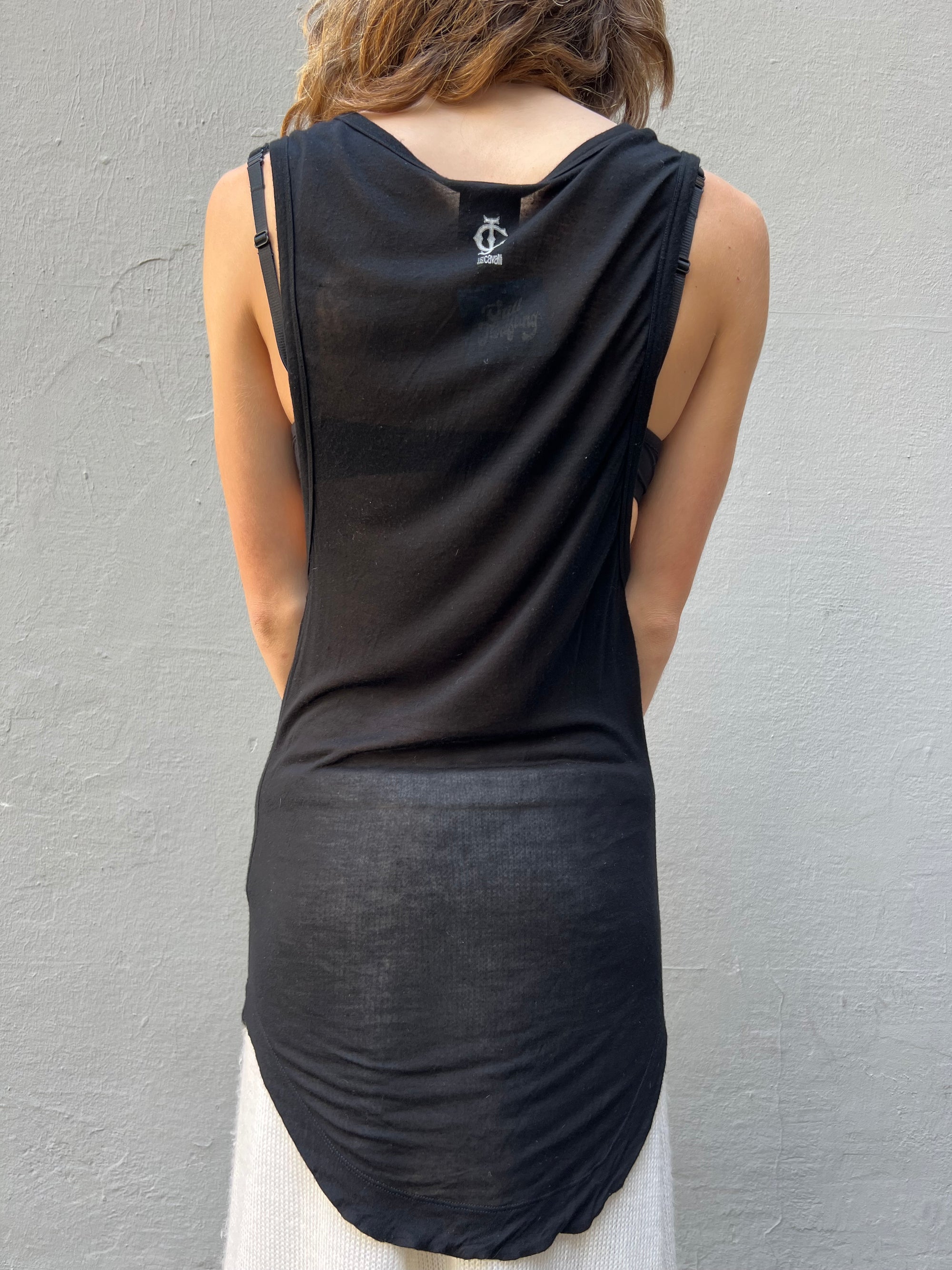 Langes schwarzes Top von Roberto Cavalli, tragebild vor grauem Hintergrund, von hinten.
