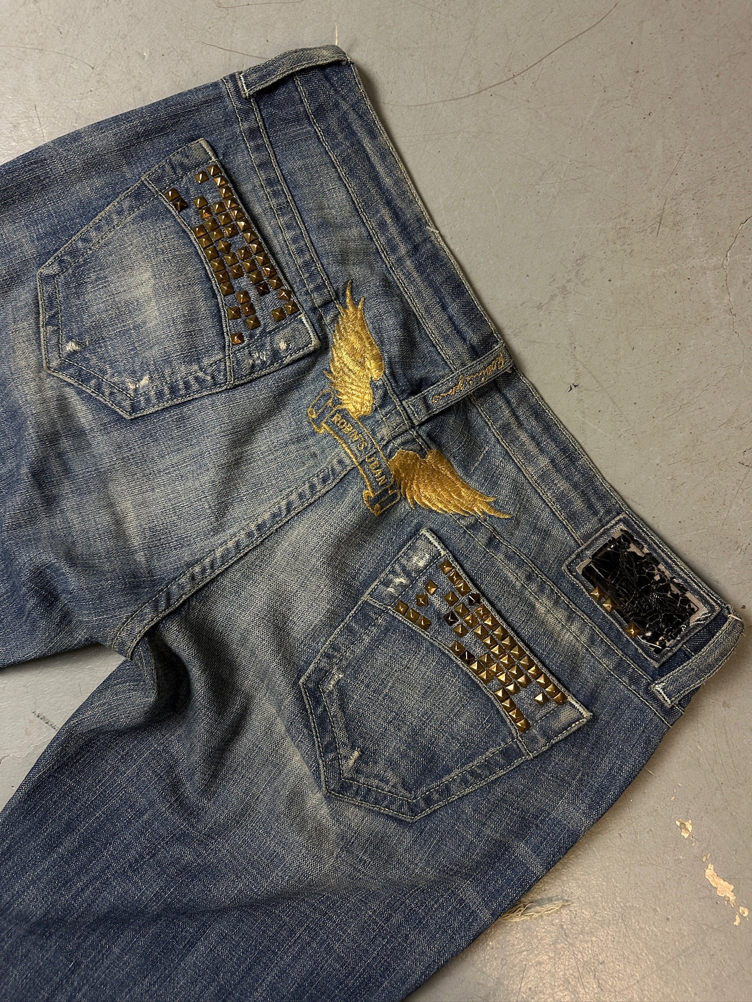 Detailbild von Vintage Robin‘s Jean Crazy Gold Studded Skinny Jeans von hinten