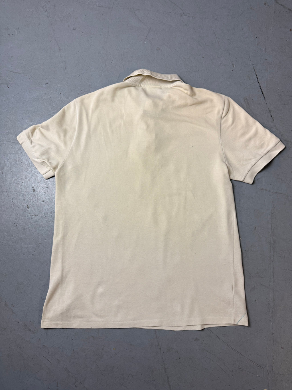 Ein Creme blaues Polo von Lacoste mit Logo auf der Brust vintage Y2K 