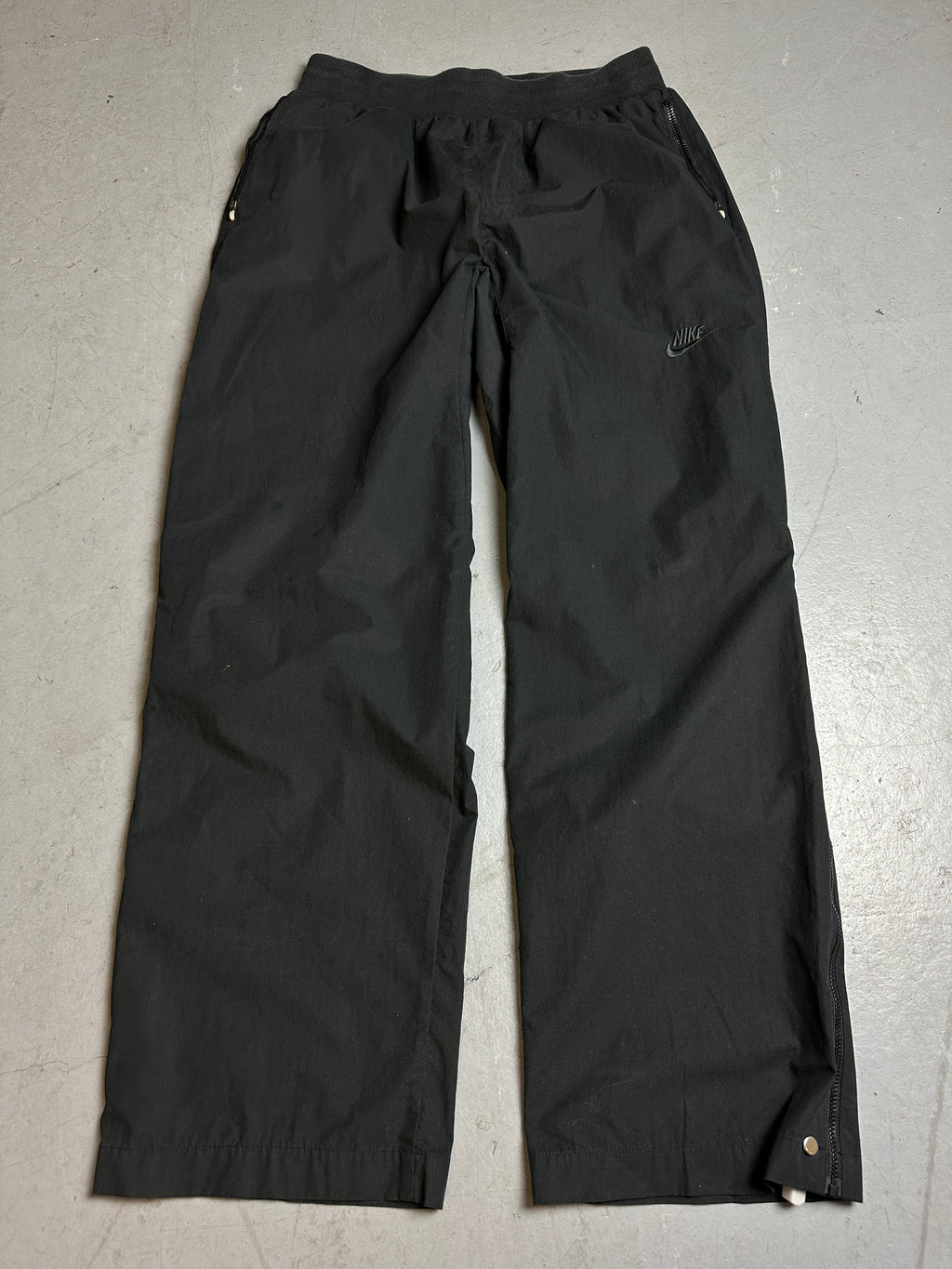 Productbild von Vintage Black Nike Track Pants S von vorne 