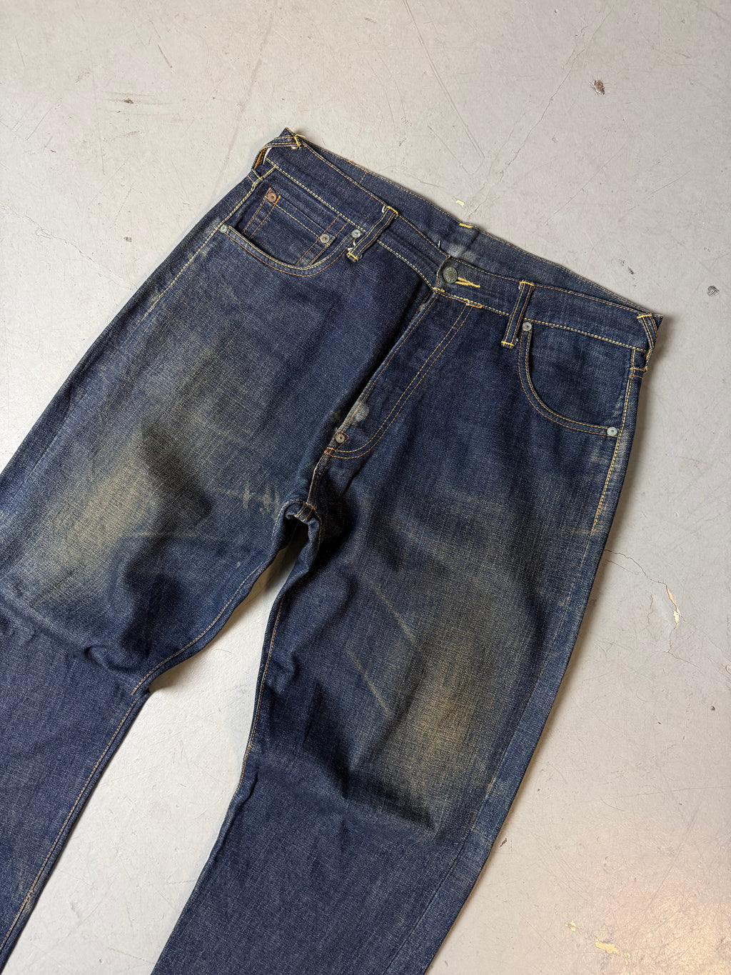 Detailbild von einer Vintage Evisu Dark Blue Straight Leg Denim Jeans von Hosenbund vorne