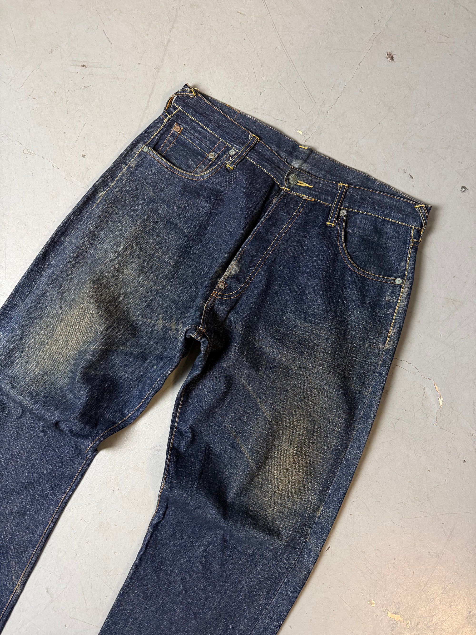 Detailbild von einer Vintage Evisu Dark Blue Straight Leg Denim Jeans von Hosenbund vorne