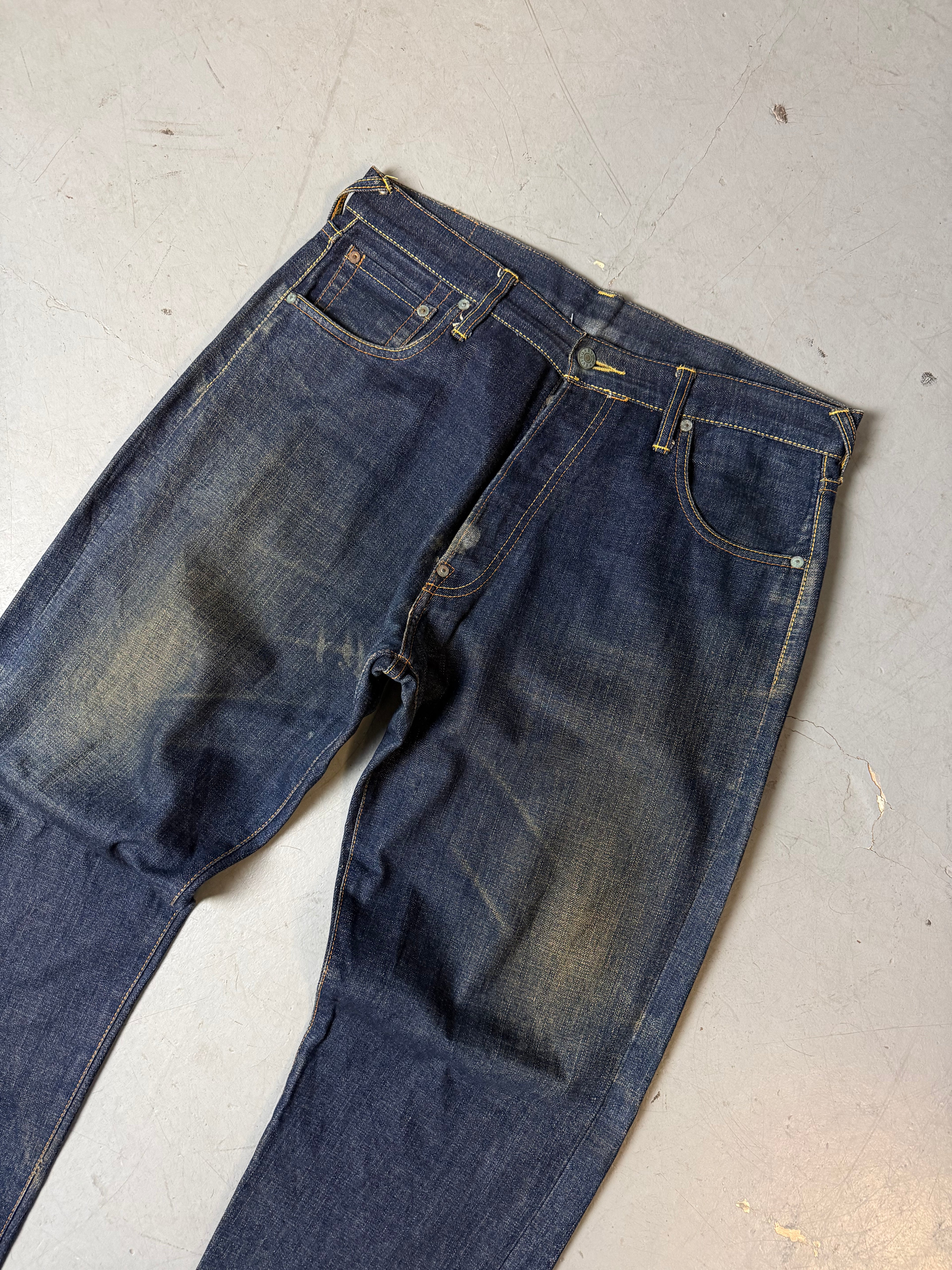 Detailbild von einer Vintage Evisu Dark Blue Straight Leg Denim Jeans von Hosenbund vorne