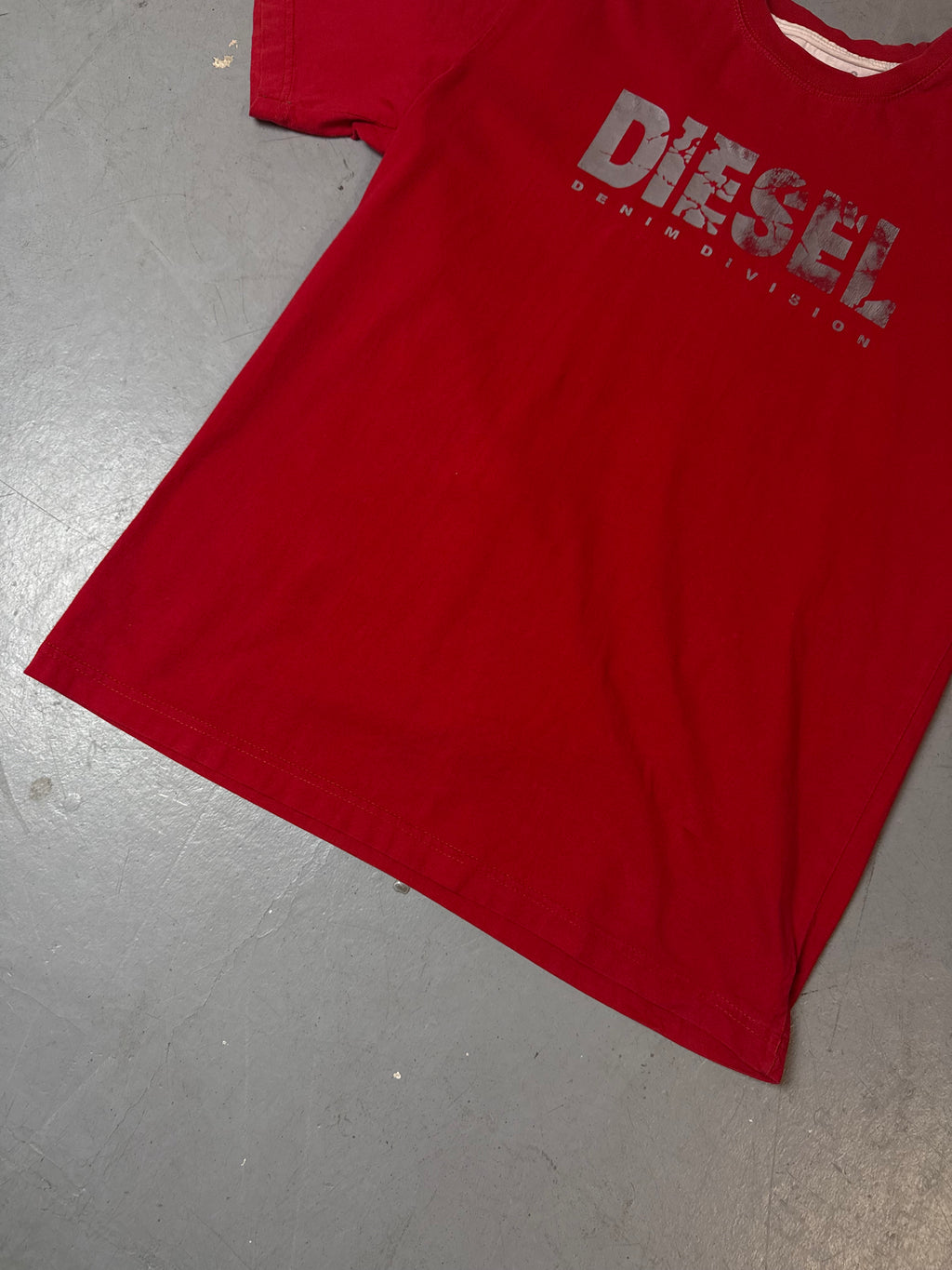 Ein vintage Diesel Shirt in rot mit Silber Diesel Logo auf der Brust 