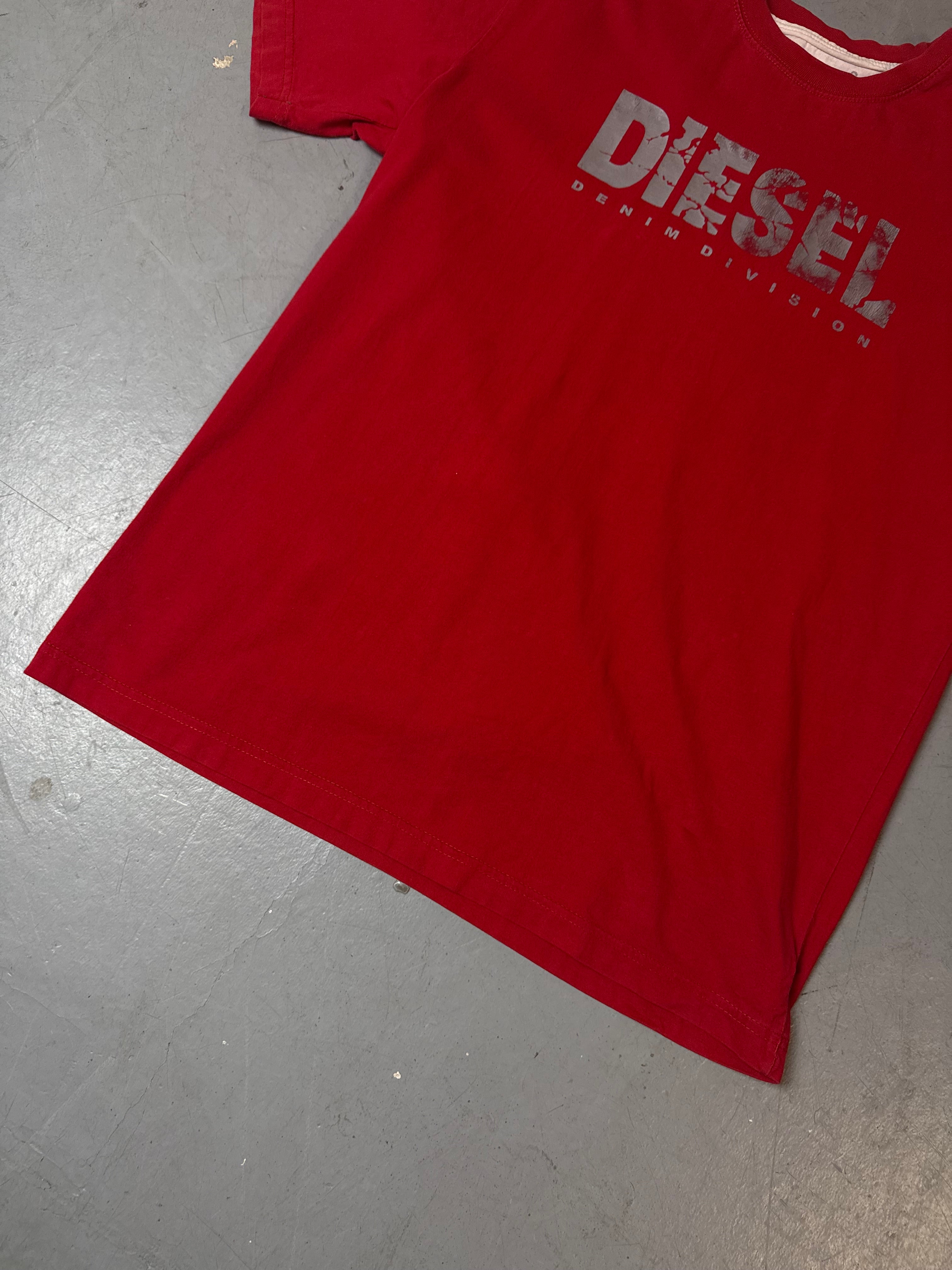Ein vintage Diesel Shirt in rot mit Silber Diesel Logo auf der Brust 