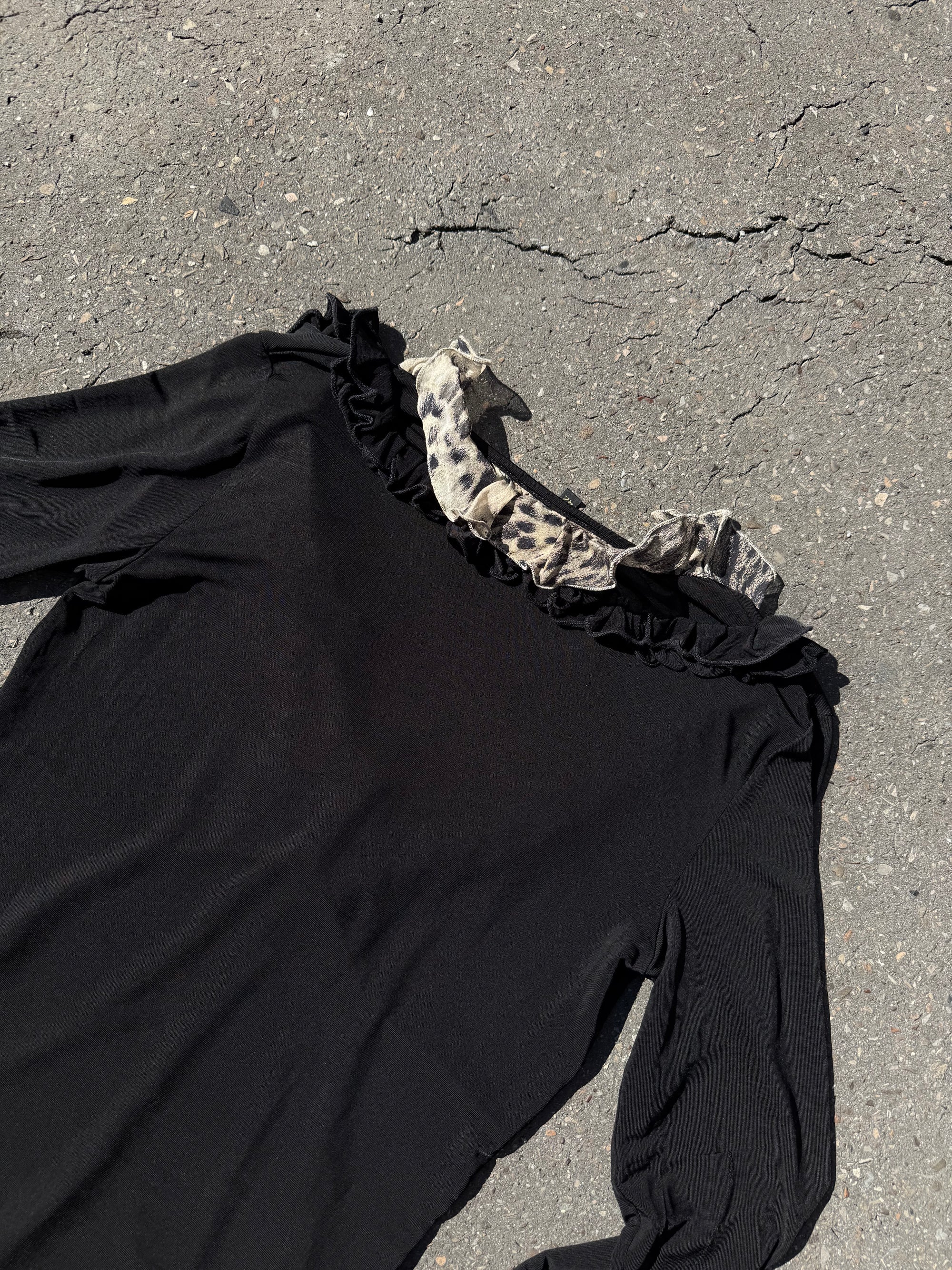 Eine schwarze Bluse mit halblangen Ärmeln und Leoparden Ruffle am Kragen von Cavalli