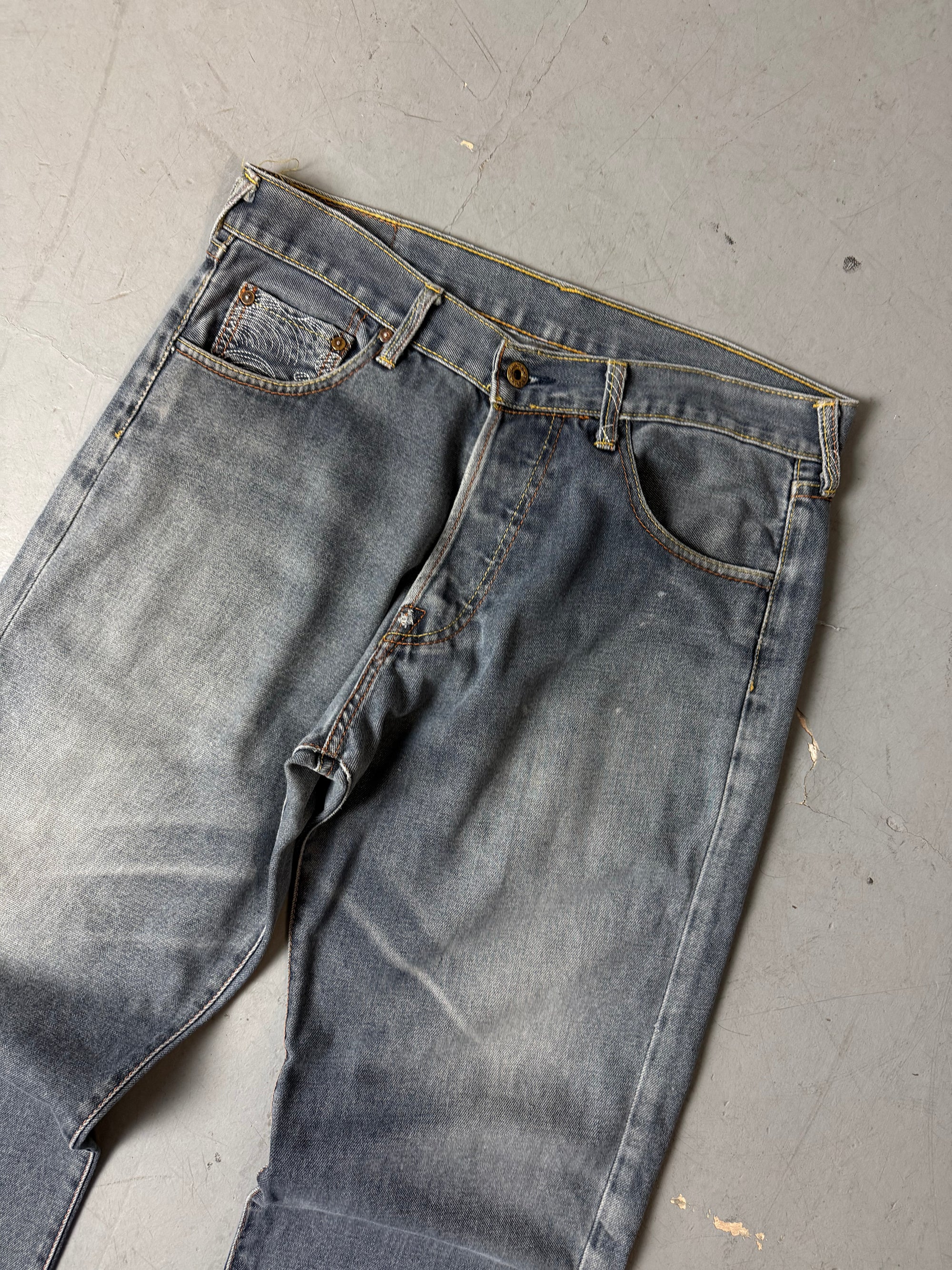 Detailbild von einer Vintage Red Monkey Company Baggy Denim with Back Stitching von Hosenbund von vorne