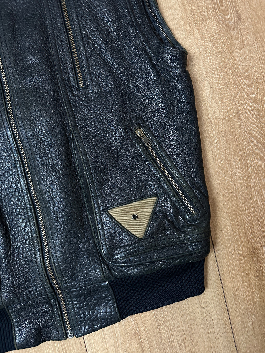 Detailbild von einer Vintage Leather Biker Vest von Vorderseite unten