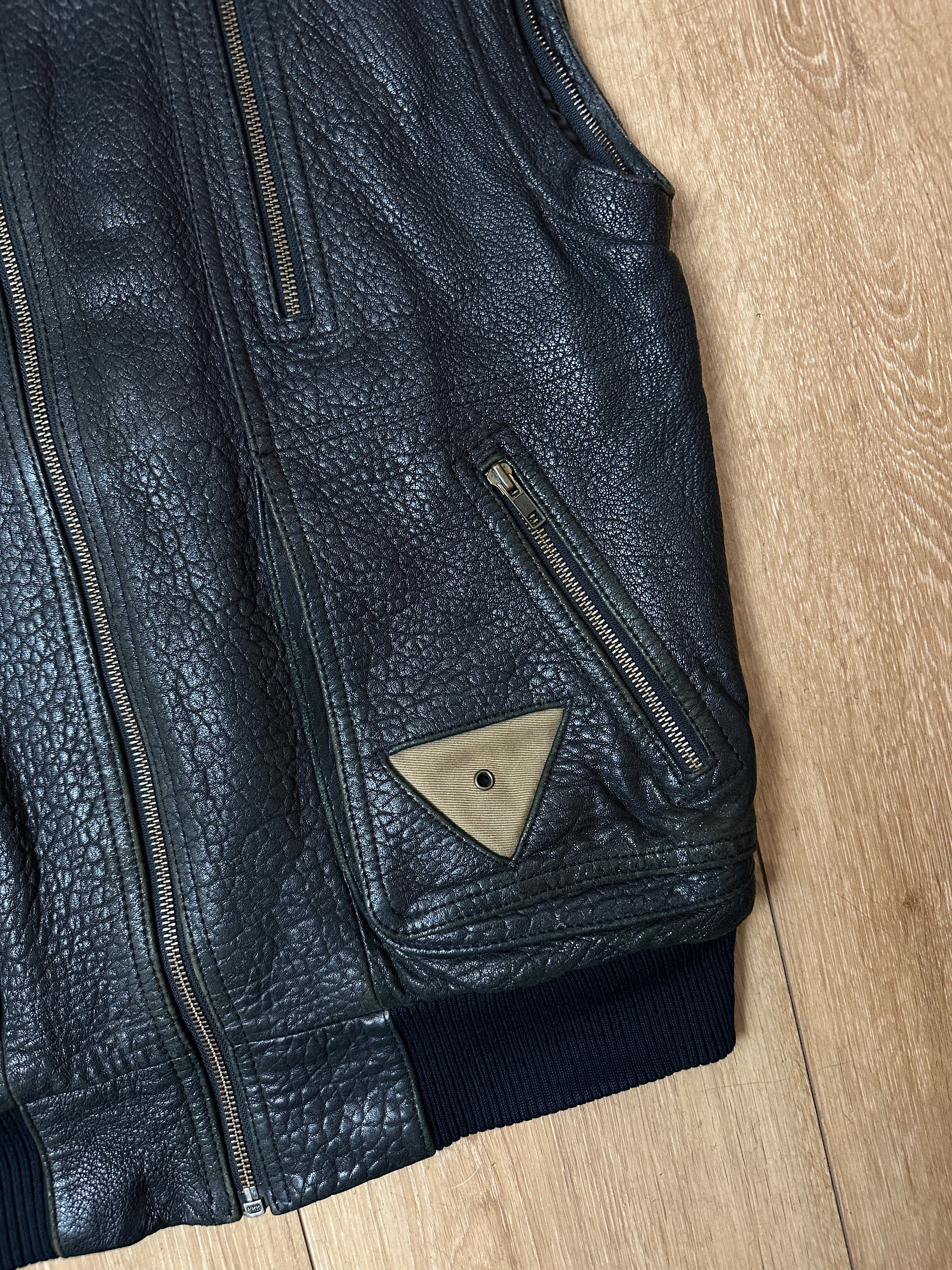Detailbild von einer Vintage Leather Biker Vest von Vorderseite unten