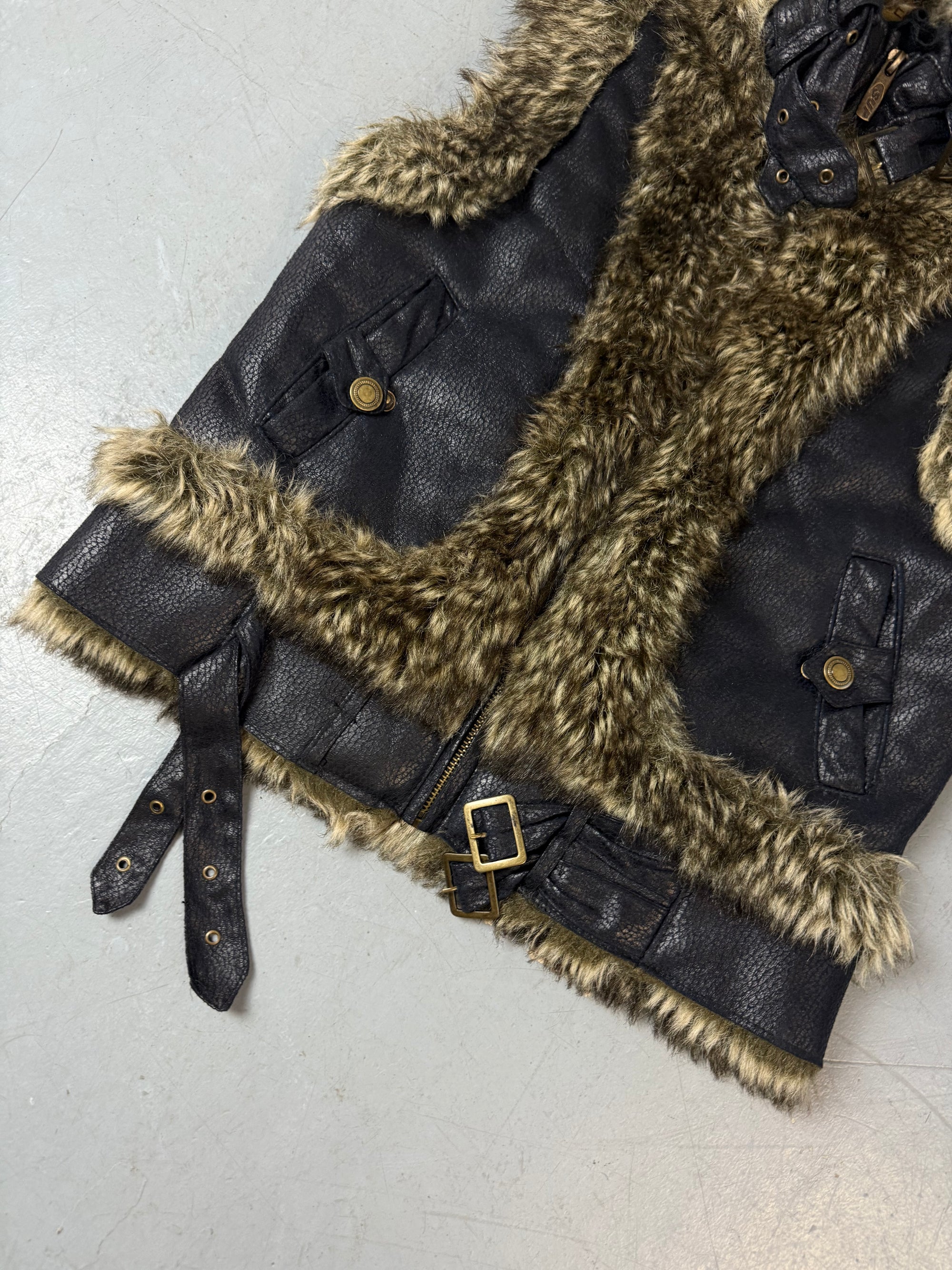 Eine schwarze y2k faux Leder Weste mit faux fur 