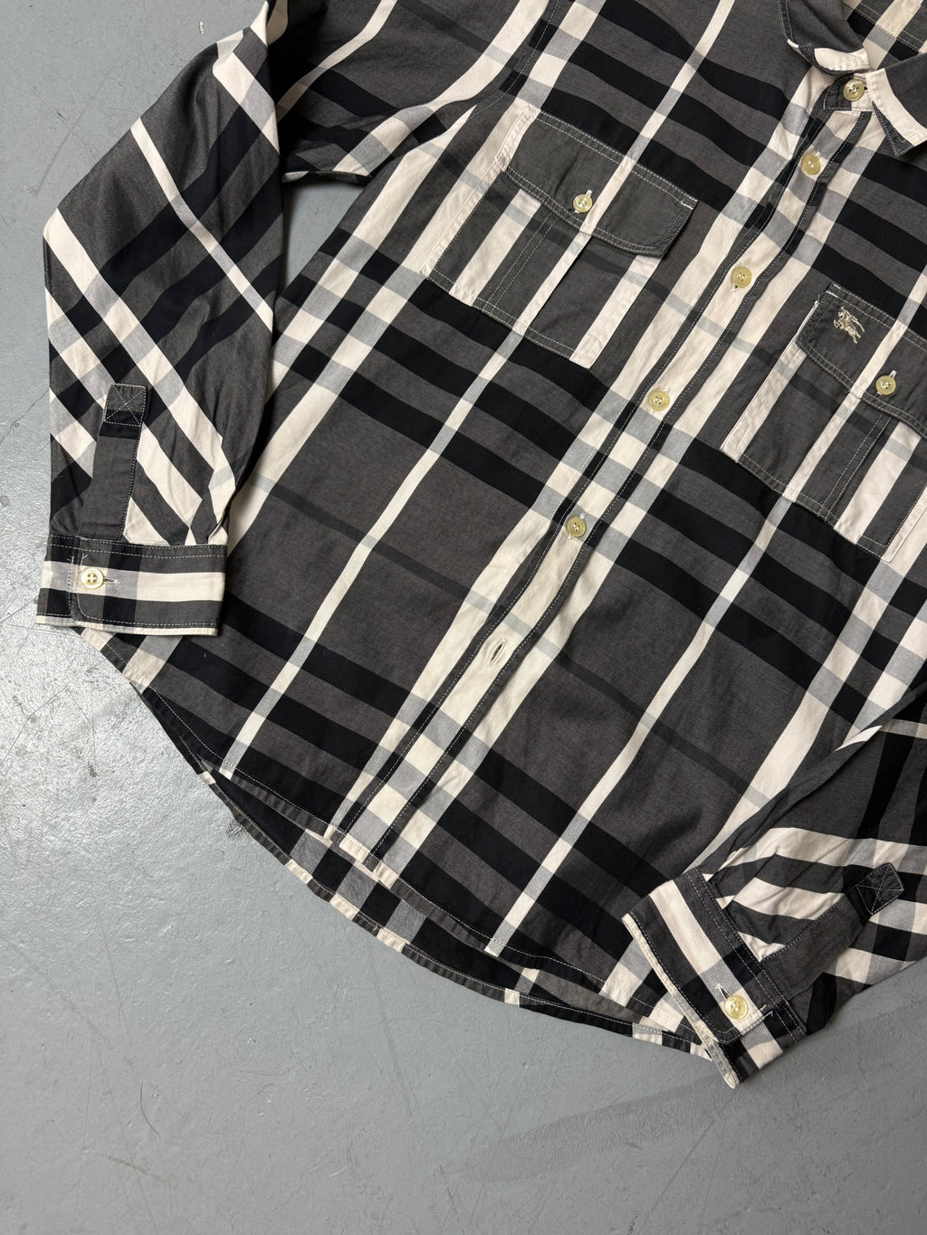 Eine schwarz weiß karierte Bluse von Burberry 