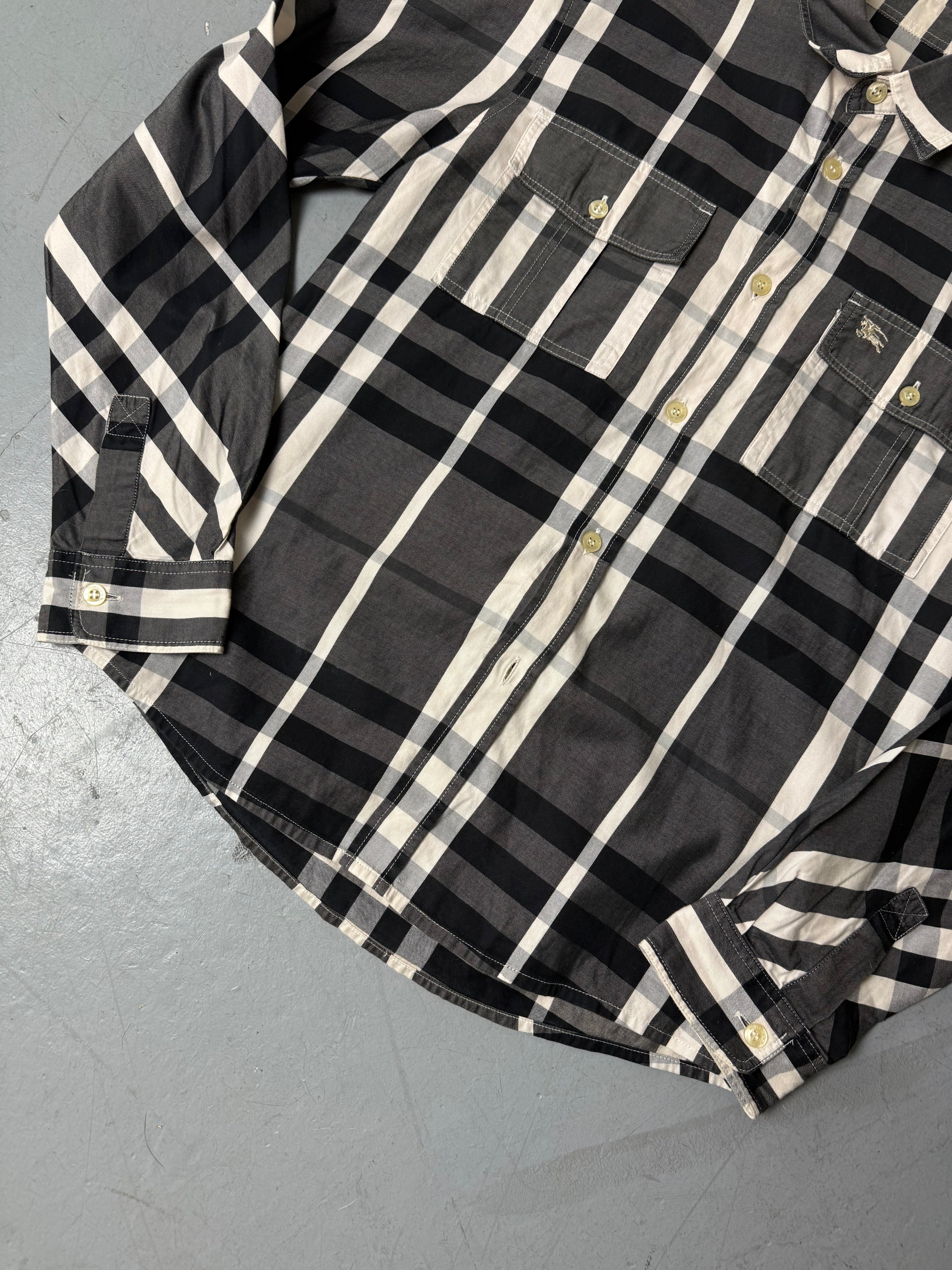 Eine schwarz weiß karierte Bluse von Burberry 