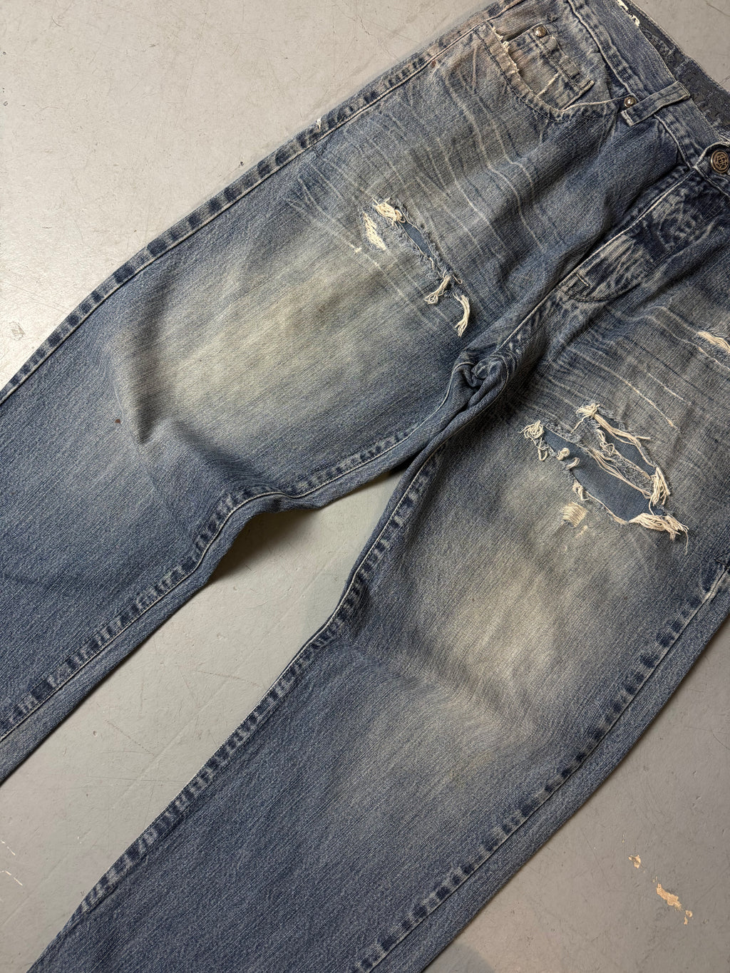 Detailbild von einer Vintage Ecko Unltd. Ripped Baggy Denim von Hosenbeinen von vorne