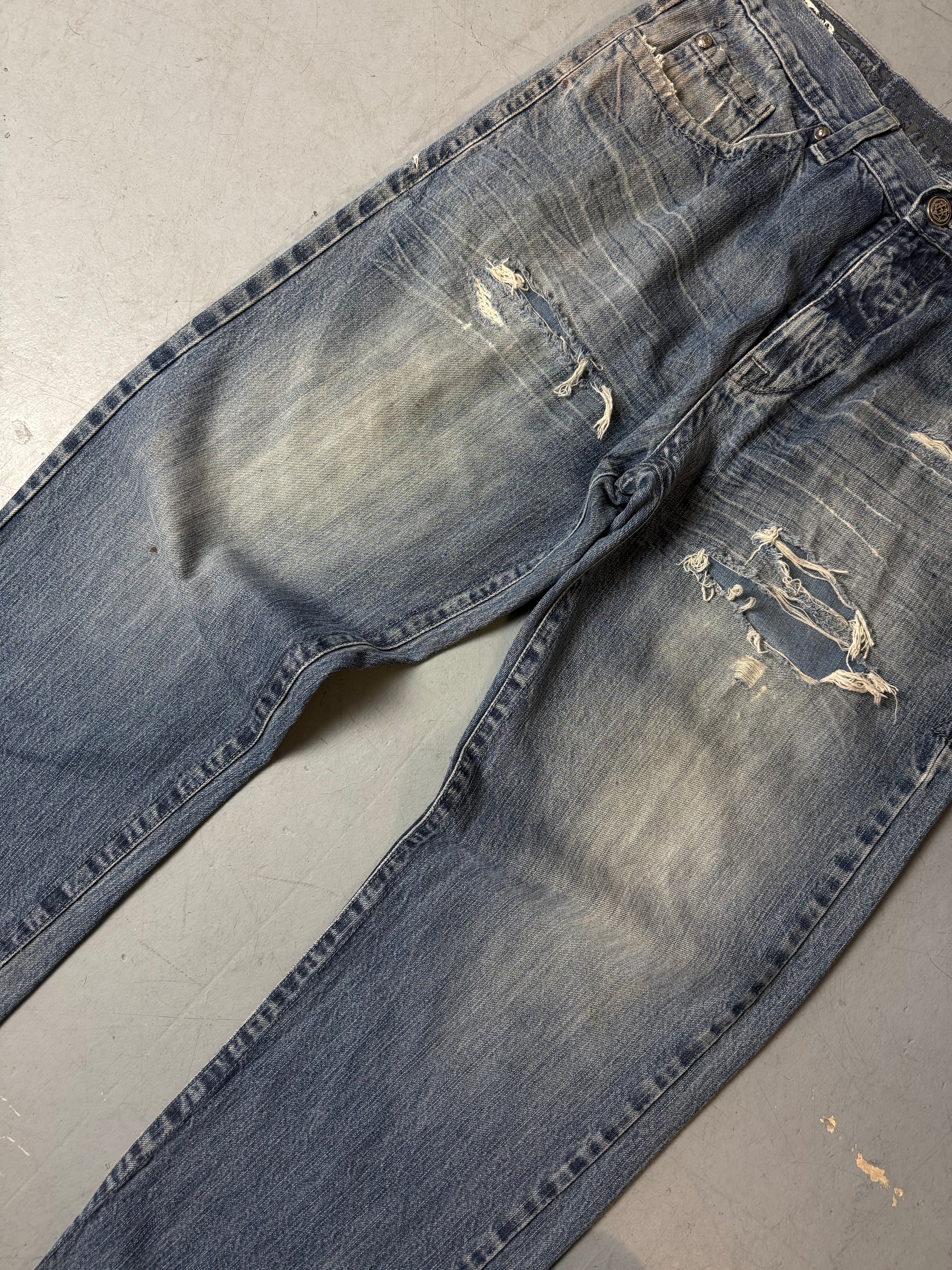 Detailbild von einer Vintage Ecko Unltd. Ripped Baggy Denim von Hosenbeinen von vorne