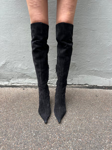 Zu sehen sind kniehohe schwarze Stiefel mit dünnen Absätzen von Fendi in Größe 38,5 von vorne vor einem grauen Hintergrund.