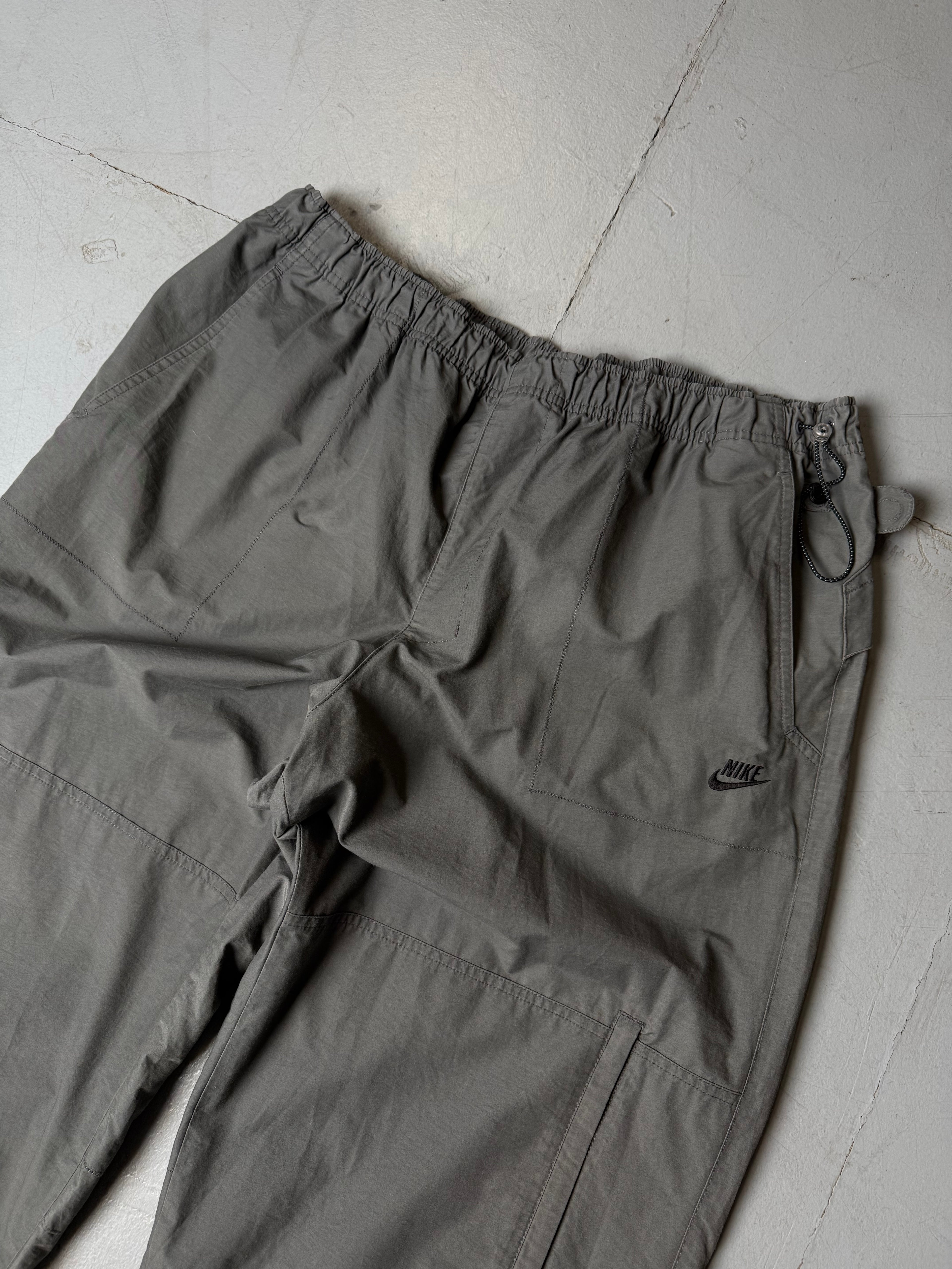 Vintage Nike Grey Gorpcore Baggy Trackpants mit Gummizug . Y2K Second Hand 2000s Fashion