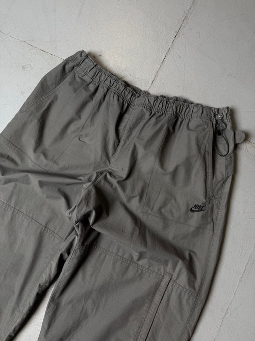 Vintage Nike Grey Gorpcore Baggy Trackpants mit Gummizug . Y2K Second Hand 2000s Fashion