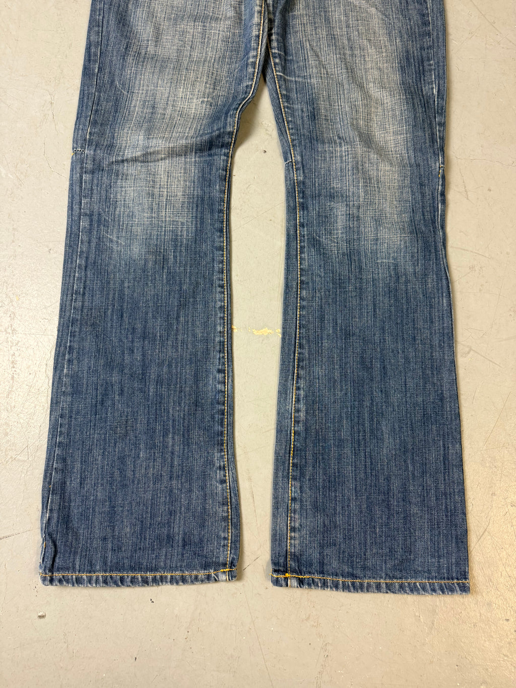 Eine blaue low waist jeans mit Stockungen y2k 2000s Stil 