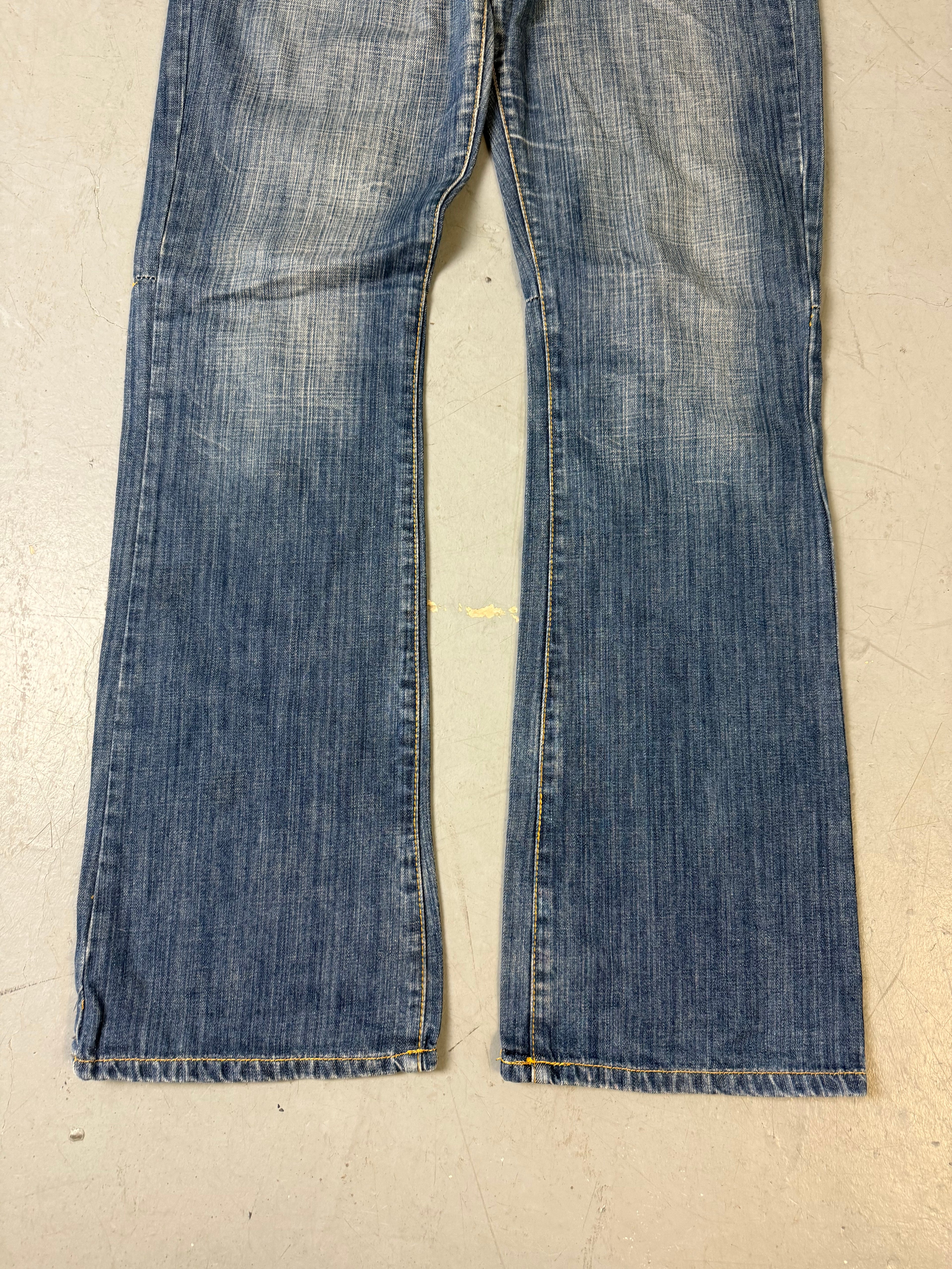 Eine blaue low waist jeans mit Stockungen y2k 2000s Stil 