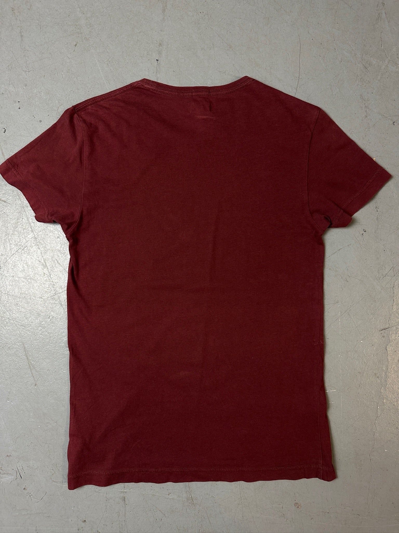 Ein bordeaux roter slim fit t-shirt von Armani Jeans mit schwarzem Print auf der Brust 