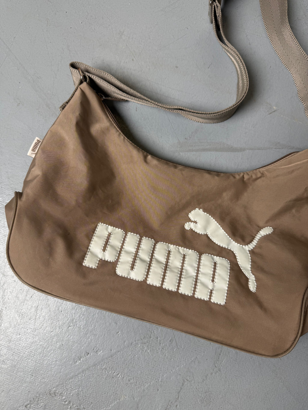 Vintage Puma Brown Crossbody Bag für Damen. Y2K Secondhand 2000s Fashion.