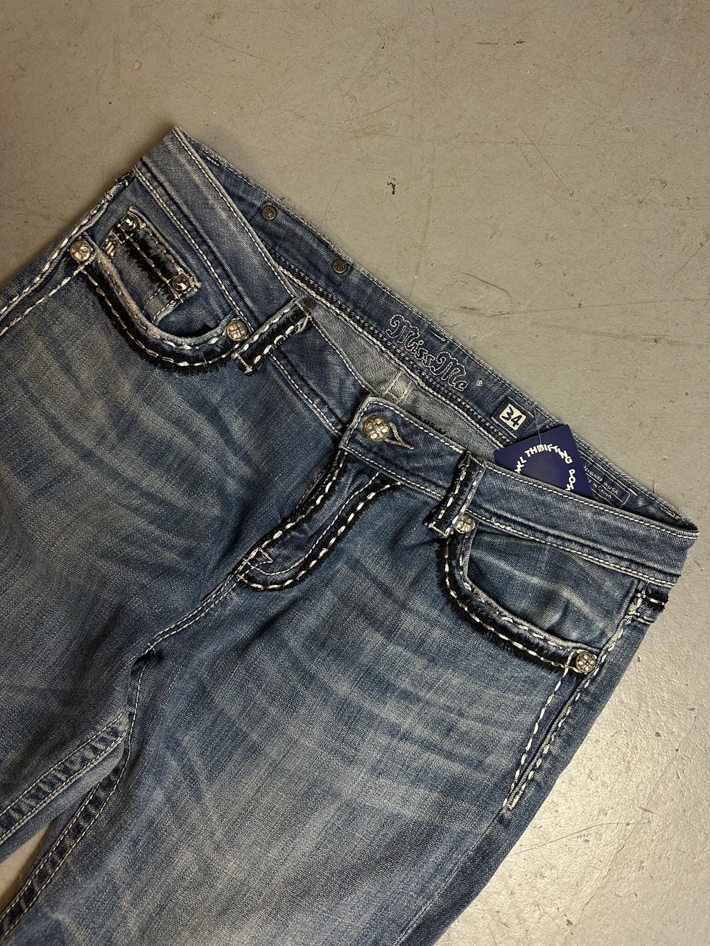 Detailbild von Vintage Miss Me Backpocket Stitched Denim L/XL von vorne 