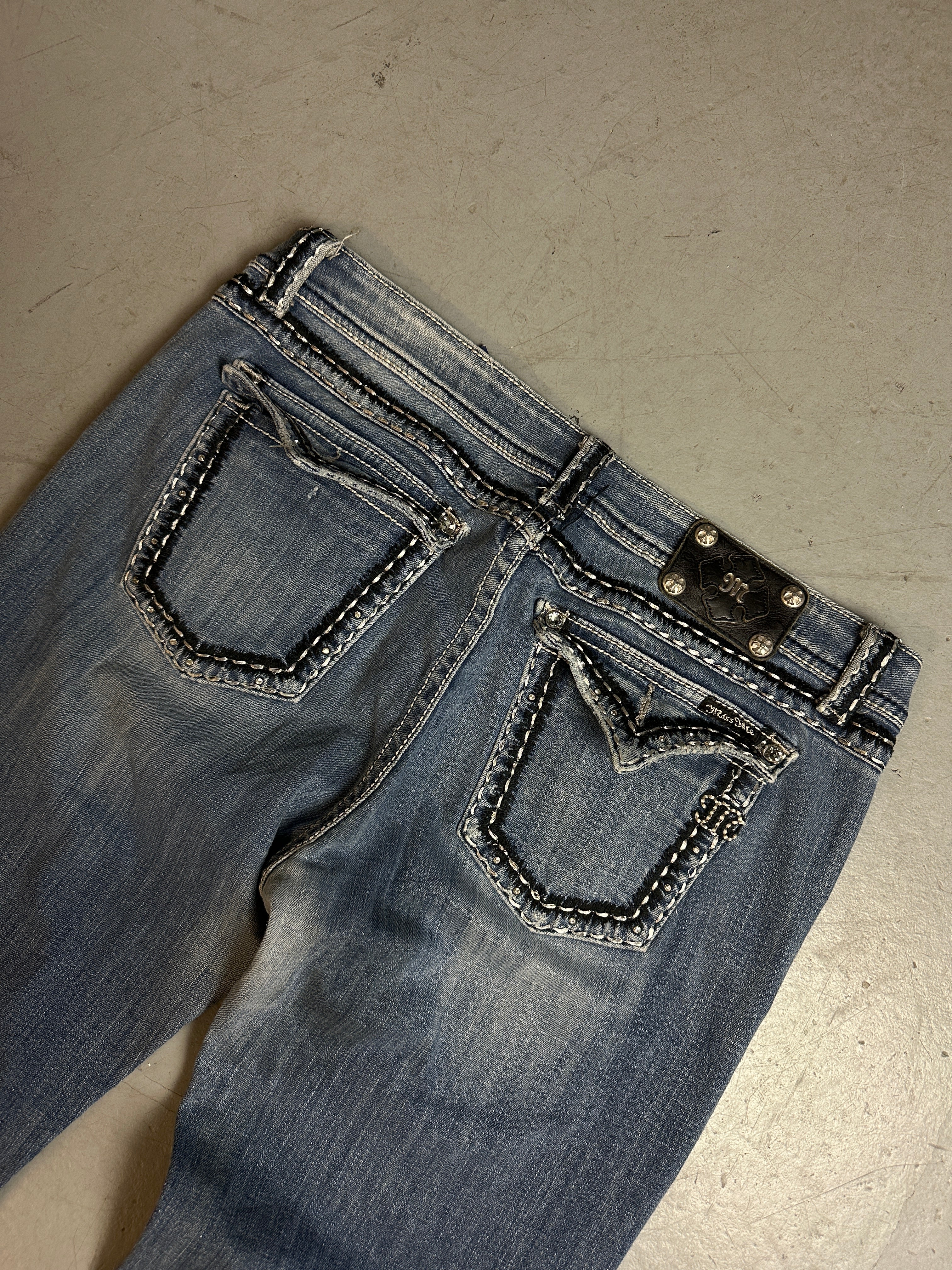 Detailbild von Vintage Miss Me Backpocket Stitched Denim L/XL von hinten 