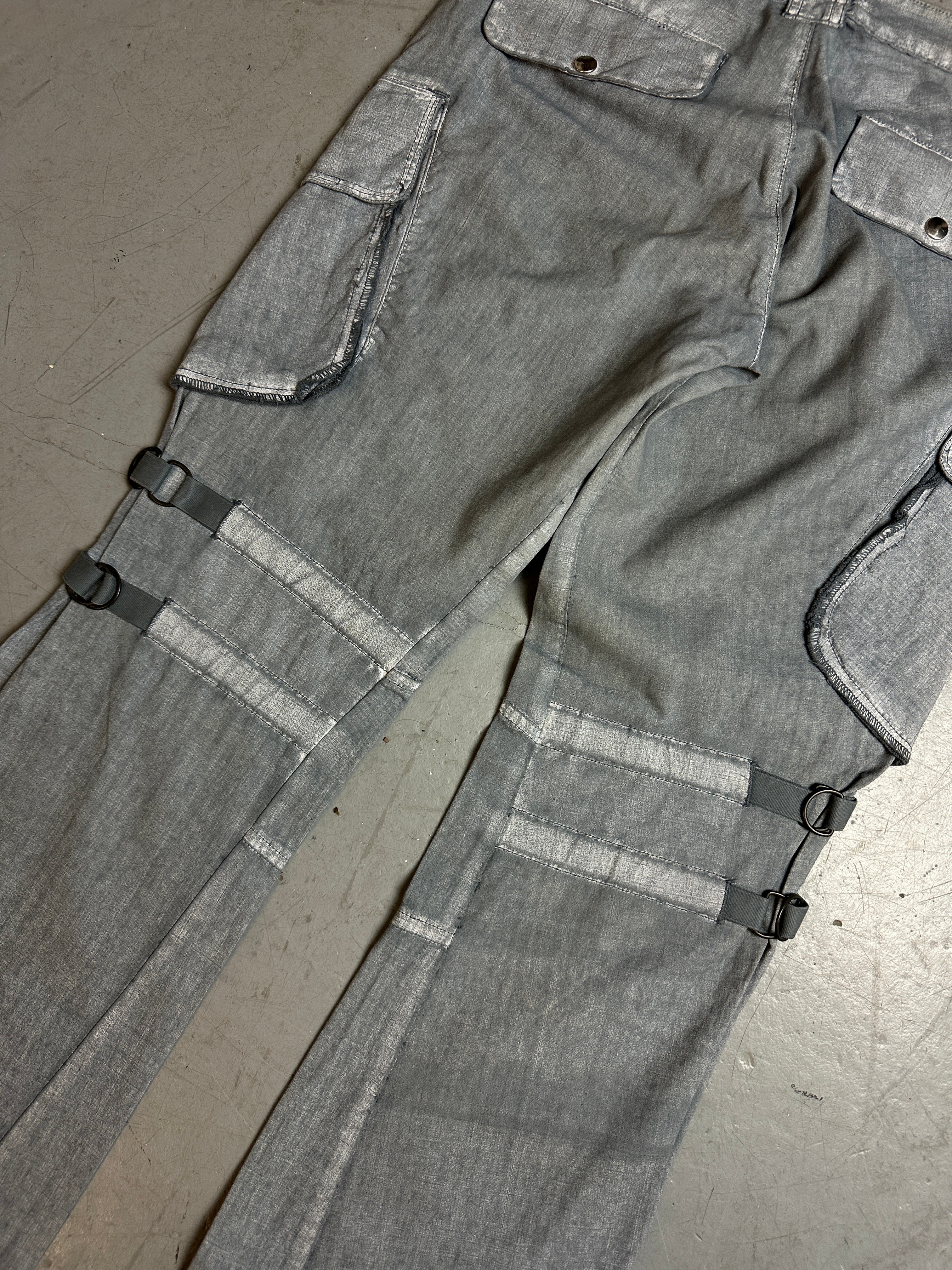 Detailbild von Vintage Grey Waxed Cargo Pants S/M von hinten 