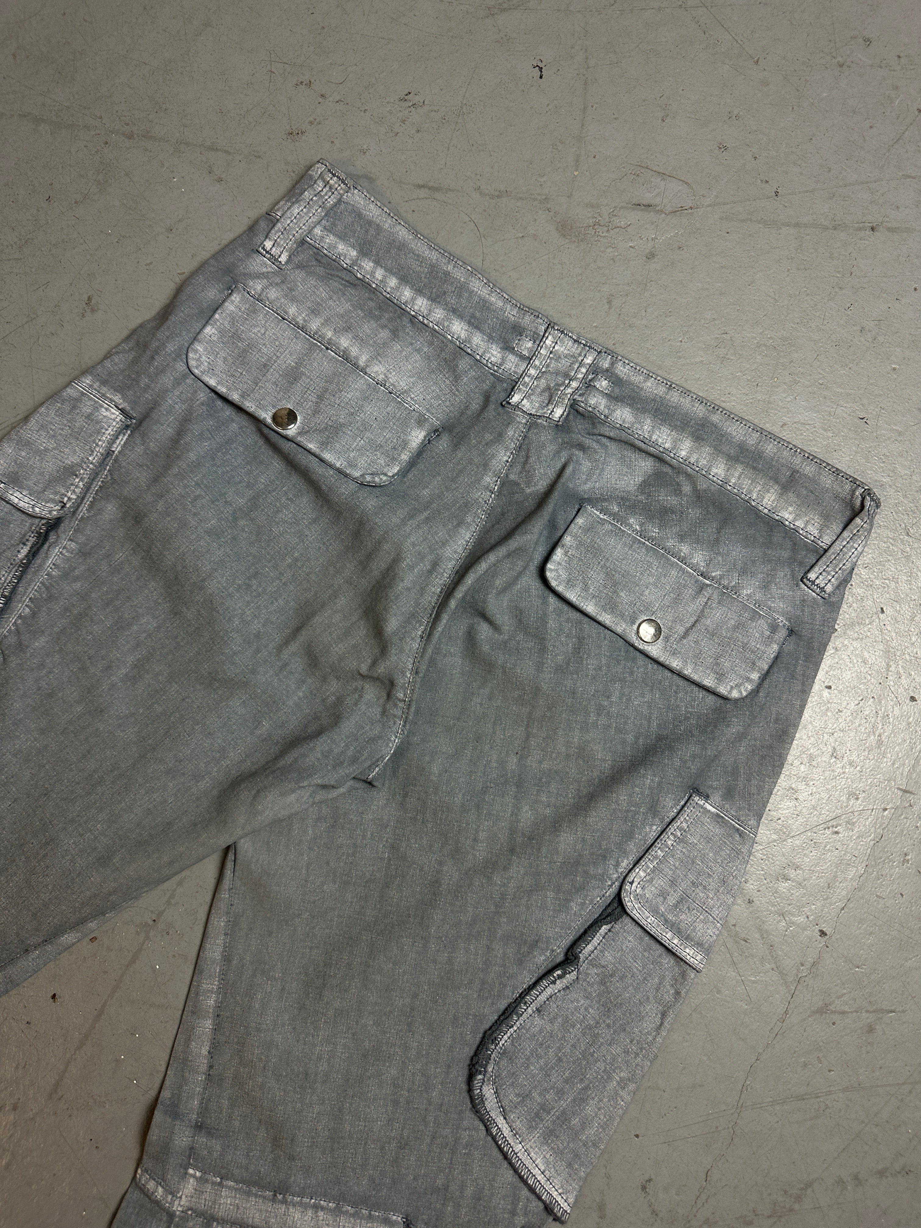 Detailbild von Vintage Grey Waxed Cargo Pants S/M vo hinten 
